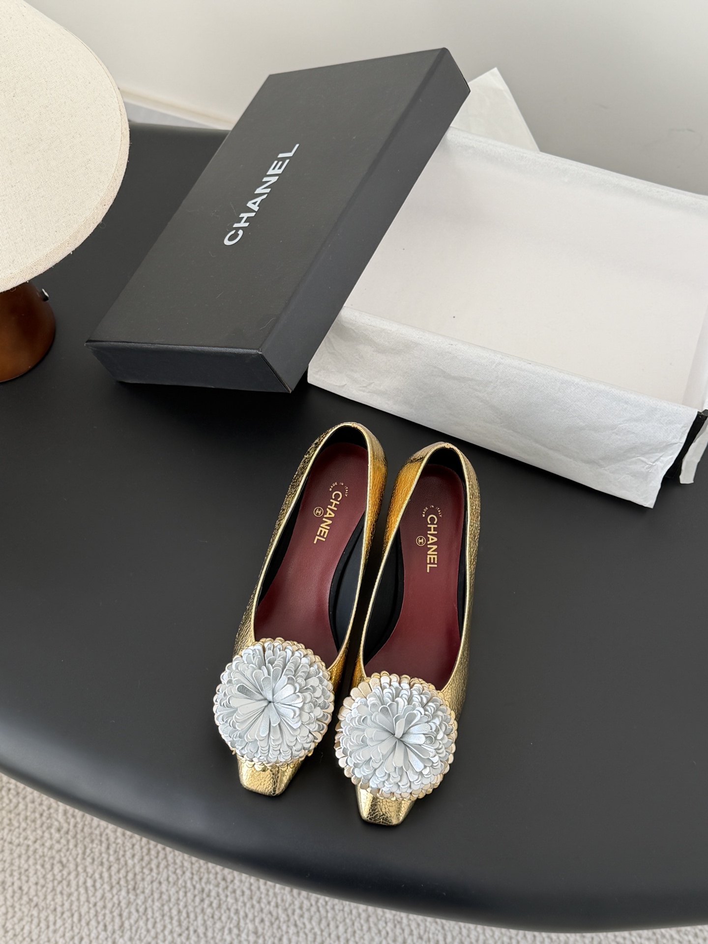 NO:696411,Chanel 26K new spring and summer flower high-heeled shoes series. This season's camellia series is really beautiful. Grandma Xiang's always elegant and ladylike temperament, full of high-end sense!  It’s very nice on the feet~ Whether worn barefoot or paired with skirts or trousers, it’s very versatile!  Incomparably beautiful!  Extra special. The upper is made of imported lambskin. The lining is mixed sheepskin. Italian grade A leather outsole. Size35-39 (40/41 customization is non-refundable). Single shoes, chanel, skirts, sheepskin, Leather soles19860909Chanel 26K春夏新品花朵高跟单鞋系列 这一季山茶花系列真的超美 香奶奶家一贯的优雅名媛气质 高级感十足！上脚非常nice～ 不管光脚穿或搭配裙装、裤装、 都非常百搭！无敌美！特别仙 鞋面采用进口小羊皮 内里垫脚混种羊皮 意大利A级真皮大底 Size35-39（40/41定制不退换）,单鞋,chanel,skirts,sheepskin,Leather soles,Women's Shoes