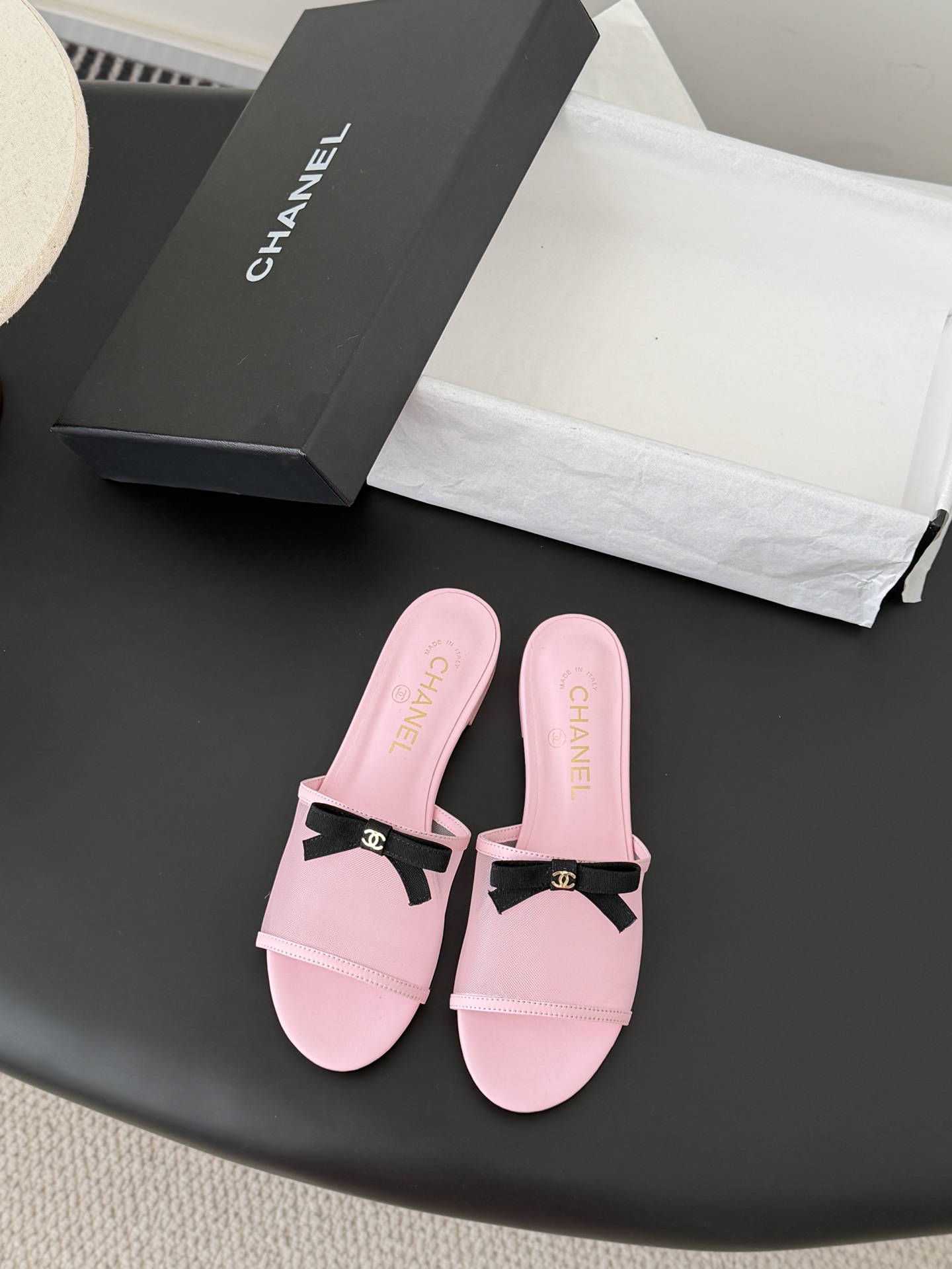 NO:696399,Chanel 26K new spring and summer bow mesh slippers have the usual elegant and ladylike temperament of Grandma Xiang’s family and are full of high-end sense!  Very nice on the feet ~ very versatile!  Incomparably beautiful!  Size35-39 (other size customization is not returnable), slippers, chanel, slippers19860909Chanel 26K春夏新品蝴蝶结网面拖鞋 香奶奶家一贯的优雅名媛气质 高级感十足！上脚非常nice～ 非常百搭！无敌美！ Size35-39（其他码数定制不退换）,拖鞋,chanel,slippers,Women's Shoes