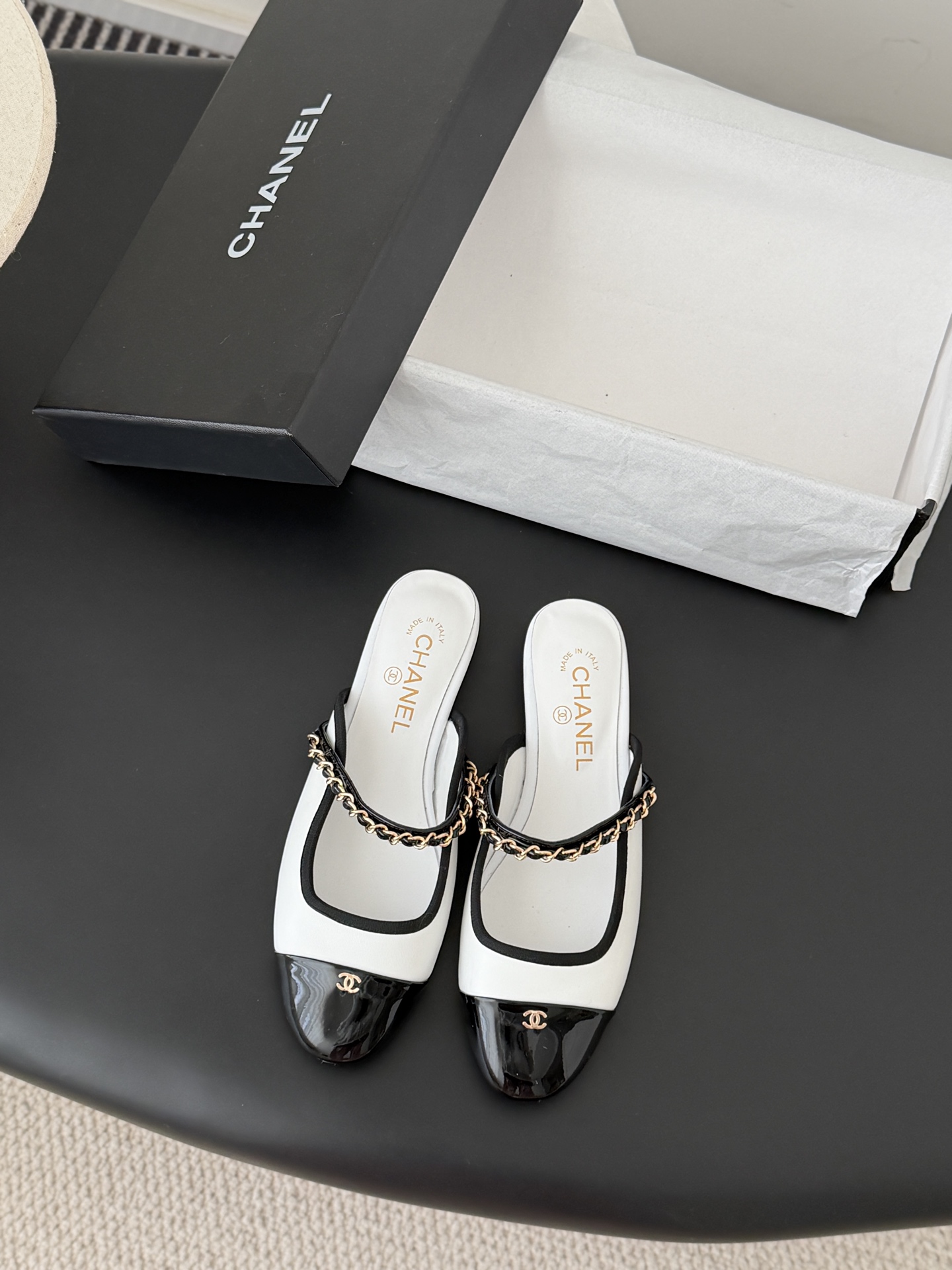 NO:783798,Chanel 25B Mary Jane back sneakers are simple yet sweet and playful!  Chain strap + classic color, refreshing and easy to wear, sheepskin lining, genuine leather outsole Size: 35-39 (other sizes are not returnable for customization) 393, half drag, chanel, mary jane, sheepskin, Leather soles19860909Chanel 25B玛丽珍后空单鞋 简约又不失甜美俏皮！ 链条一字带+经典配色 清爽易搭 内里羊皮 真皮大底 Size:35-39（其他码数定做不退换）393,半拖,chanel,mary jane,sheepskin,Leather soles,Women's Shoes