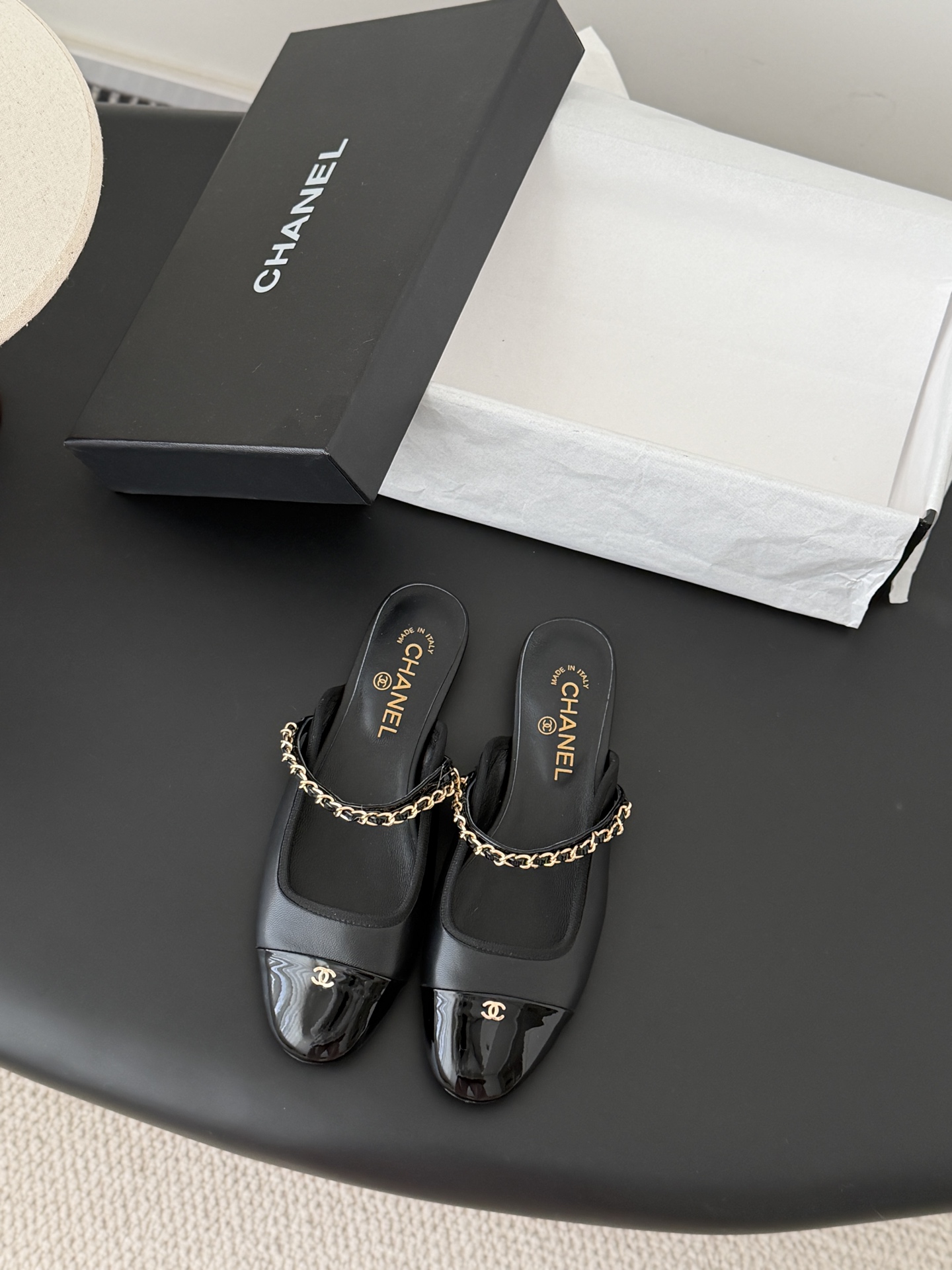 NO:696398,Chanel 25B Mary Jane back sneakers are simple yet sweet and playful!  Chain strap + classic color, refreshing and easy to wear, sheepskin lining, leather outsole Size: 35-39 (other sizes are not returnable for customization), half drag, chanel, mary jane, sheepskin, Leather soles19860909Chanel 25B玛丽珍后空单鞋 简约又不失甜美俏皮！ 链条一字带+经典配色 清爽易搭 内里羊皮 真皮大底 Size:35-39（其他码数定做不退换）,半拖,chanel,mary jane,sheepskin,Leather soles,Women's Shoes