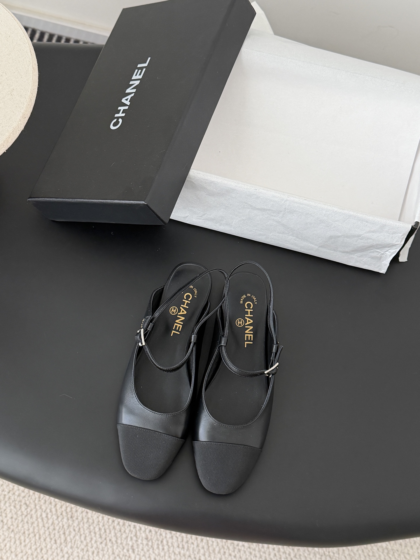 NO:696386,Chanel 25B Mary Jane back sneakers are simple yet sweet and playful!  Classic color matching, refreshing and easy to match, sheepskin lining, genuine leather outsole Size: 35-39 (other sizes cannot be returned or exchanged), sandals, chanel, sandals, mary jane, sheepskin, Leather soles19860909Chanel 25B玛丽珍后空单鞋 简约又不失甜美俏皮！ 经典配色 清爽易搭 内里羊皮 真皮大底 Size:35-39（其他码数定做不退换）,凉鞋,chanel,sandals,mary jane,sheepskin,Leather soles,Women's Shoes