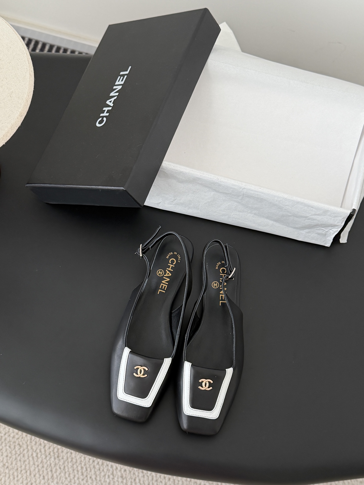 NO:696391,Chanel 25B square-toe Mary Jane sneakers are simple yet sweet and playful!  Classic color matching, refreshing and easy to match, sheepskin lining, genuine leather outsole Size: 35-39 (other sizes cannot be returned or exchanged), sandals, chanel, sandals, mary jane, sheepskin, Leather soles19860909Chanel 25B方头玛丽珍后空单鞋 简约又不失甜美俏皮！ 经典配色 清爽易搭 内里羊皮 真皮大底 Size:35-39（其他码数定做不退换）,凉鞋,chanel,sandals,mary jane,sheepskin,Leather soles,Women's Shoes