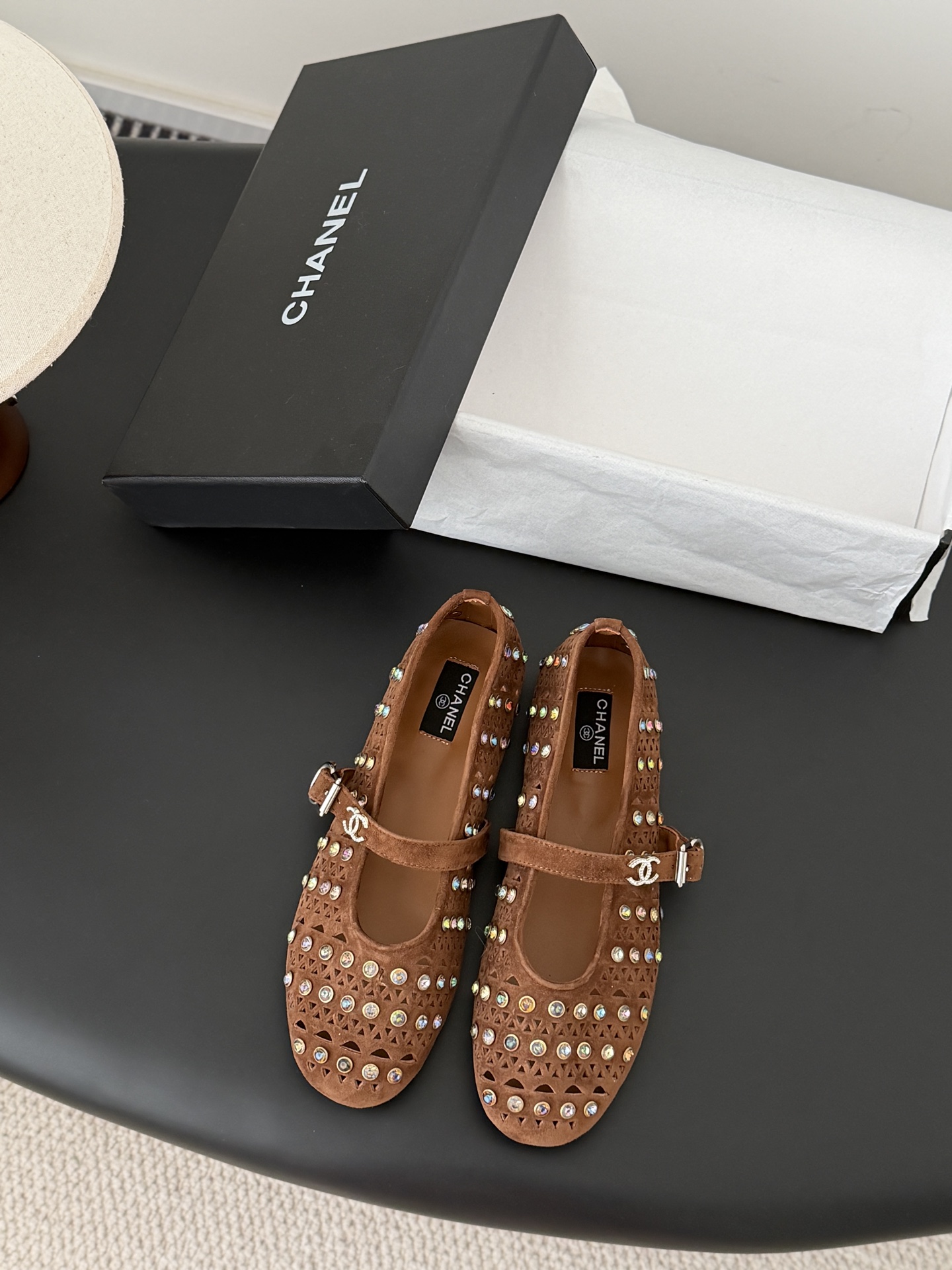 NO:696383,Chanel 25s catwalk style Mary Jane hollow shoes are retro yet sweet and playful!  Diamond-encrusted hollow design!  The solid color fabric is refreshing and easy to wear, and the buttons are more suitable for the foot. Sheepskin lining and genuine leather outsole Size: 35-39 (other sizes cannot be returned or exchanged), Mary Jane, chanel, mary jane, sheepskin, Leather soles19860909Chanel 25s走秀款玛丽珍镂空单鞋 复古又不失甜美俏皮！ 镶钻镂空设计！纯色面料清爽易搭,搭配扣子更加跟脚.内里羊皮 真皮大底 Size:35-39（其他码数定制不退换）,玛丽珍,chanel,mary jane,sheepskin,Leather soles,Women's Shoes