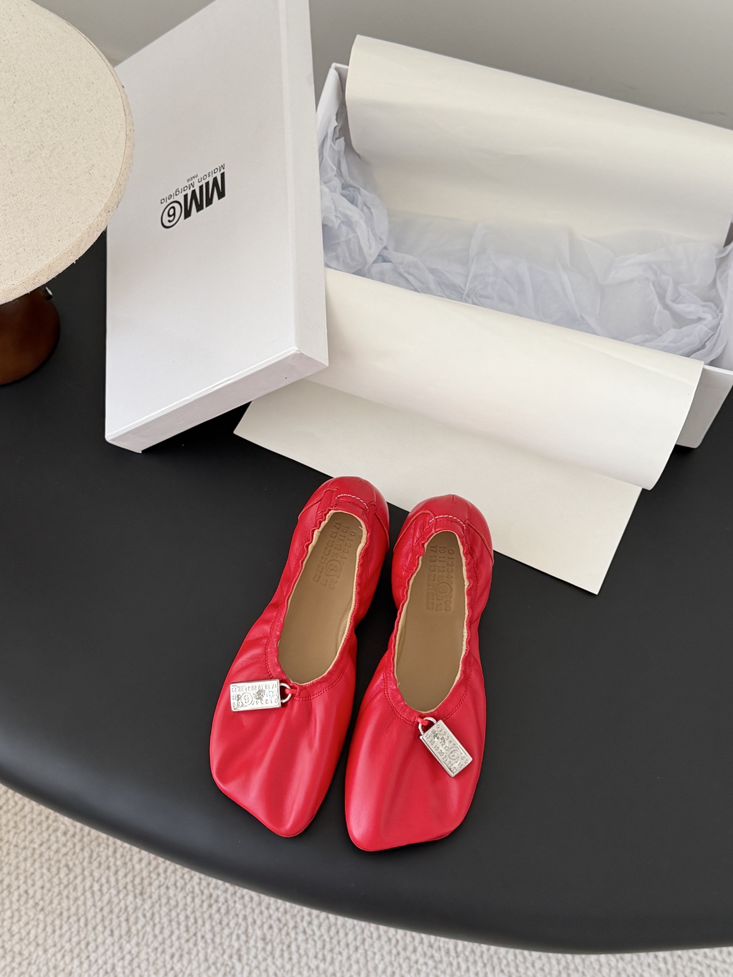 NO:705756,High quality!  Maison Margiela MM6 split-toe shoes Tabi Italian vegetable-tanned sheepskin!  Welcome to compare with the real original outsole!  Size:35-39 Other sizes can be customized, ballet shoes, masion margiela, sheepskin19860909高定品质！Maison Margiela MM6分趾鞋 Tabi 意产植鞣羊皮！ 欢迎对比 真正的原版大底！ Size:35-39 其他码数定做,芭蕾舞鞋,masion margiela,sheepskin,Women's Shoes