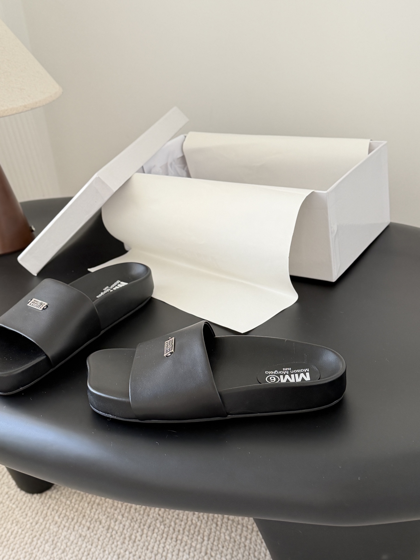 NO:705754,High quality!  Maison Margiela MM6 slippers Tabi Italian vegetable tanned sheepskin!  Welcome to compare with the real original outsole!  Size:35-39 Other sizes can be customized, slippers, masion margiela, slippers, sheepskin19860909高定品质！Maison Margiela MM6拖鞋 Tabi 意产植鞣羊皮！ 欢迎对比 真正的原版大底！ Size:35-39 其他码数定做,拖鞋,masion margiela,slippers,sheepskin,Women's Shoes