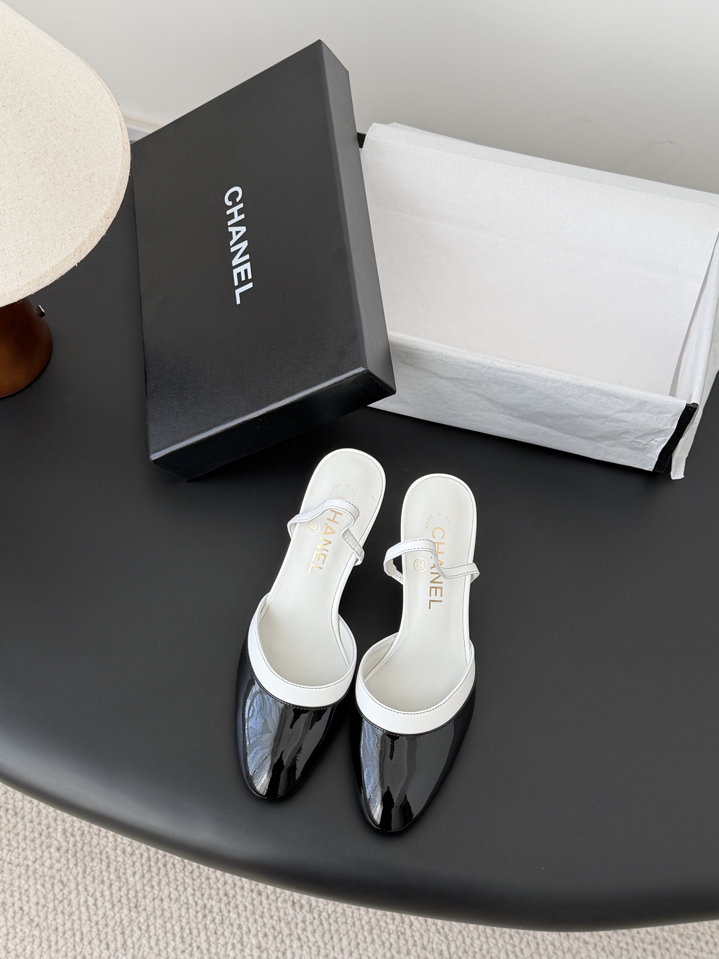 NO:705750,Chanel 26c new Mary Jane high-heeled shoes, the leather texture is first-class, super elegant!  Patent leather toe design, sheepskin lining, and original outsole!  Size: 35-39 (other sizes cannot be returned or exchanged), high heels and sandals, chanel, sandals, mary jane, high heels, sheepskin19860909Chanel 26c新款玛丽珍高跟鞋 皮料质感一流,超显气质！ 鞋头漆皮设计,内里羊皮,原版大底！ Size:35-39（其它码数定制不退换）,高跟鞋凉鞋,chanel,sandals,mary jane,high heels,sheepskin,Women's Shoes