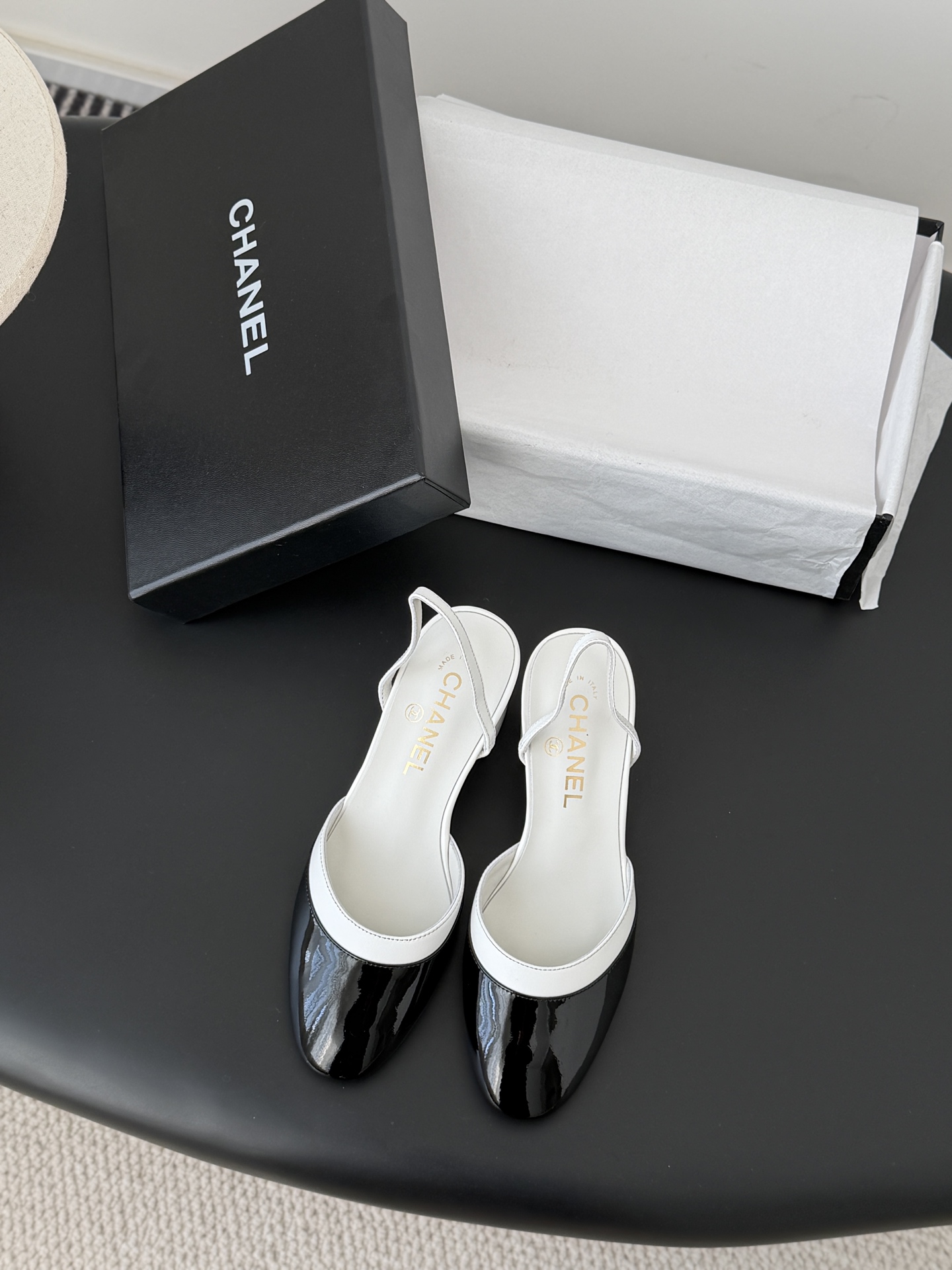 NO:705752,Chanel 26c new Mary Jane thick heel shoes, the leather texture is first-class, super elegant!  Patent leather toe design, sheepskin lining, and original outsole!  Size: 35-39 (other sizes cannot be returned or exchanged), high heels and sandals, chanel, sandals, mary jane, high heels, sheepskin19860909Chanel 26c新款玛丽珍粗跟单鞋 皮料质感一流,超显气质！ 鞋头漆皮设计,内里羊皮,原版大底！ Size:35-39（其它码数定制不退换）,高跟鞋凉鞋,chanel,sandals,mary jane,high heels,sheepskin,Women's Shoes