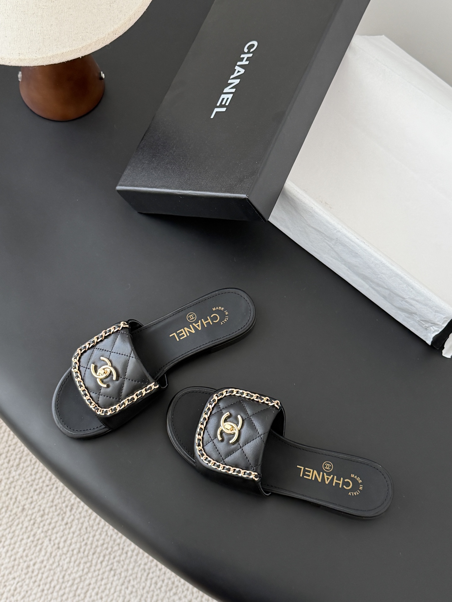 Chanel经典书包扣链条拖鞋 基础样式鞋型修长秀气 小巧圆形圆头 顶端双C书包点缀 简约而不简单且不失