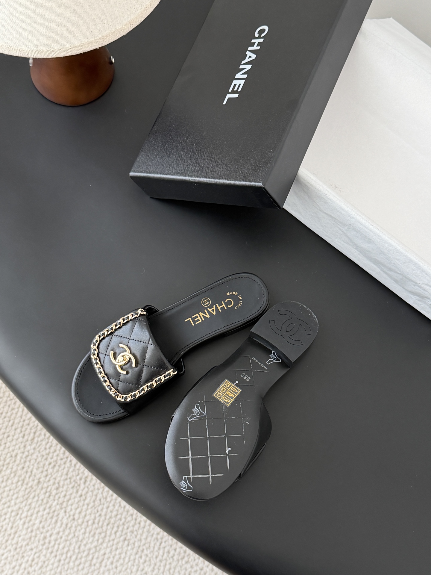 Chanel经典书包扣链条拖鞋 基础样式鞋型修长秀气 小巧圆形圆头 顶端双C书包点缀 简约而不简单且不失