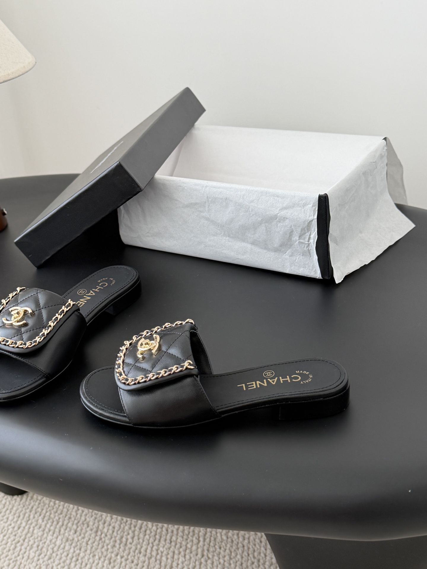 Chanel经典书包扣链条拖鞋 基础样式鞋型修长秀气 小巧圆形圆头 顶端双C书包点缀 简约而不简单且不失