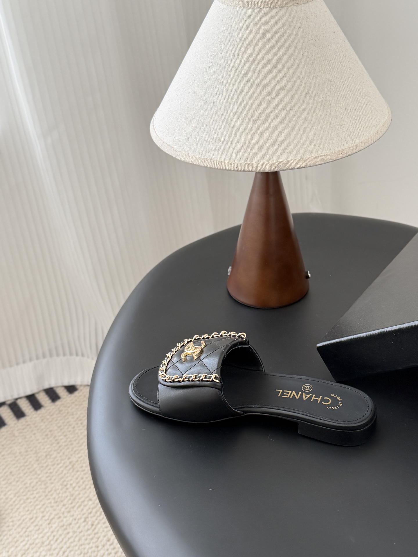 Chanel经典书包扣链条拖鞋 基础样式鞋型修长秀气 小巧圆形圆头 顶端双C书包点缀 简约而不简单且不失