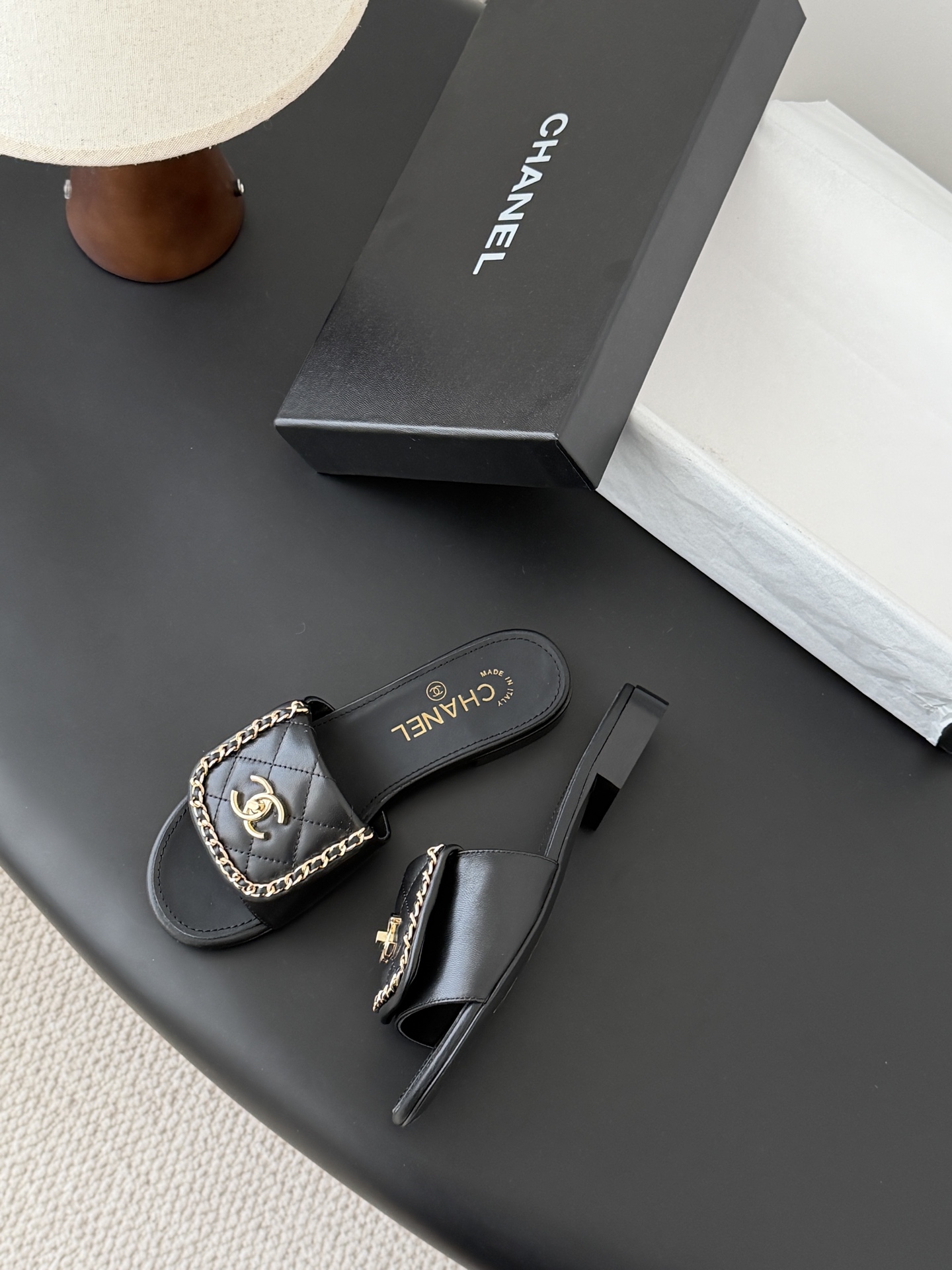 Chanel经典书包扣链条拖鞋 基础样式鞋型修长秀气 小巧圆形圆头 顶端双C书包点缀 简约而不简单且不失