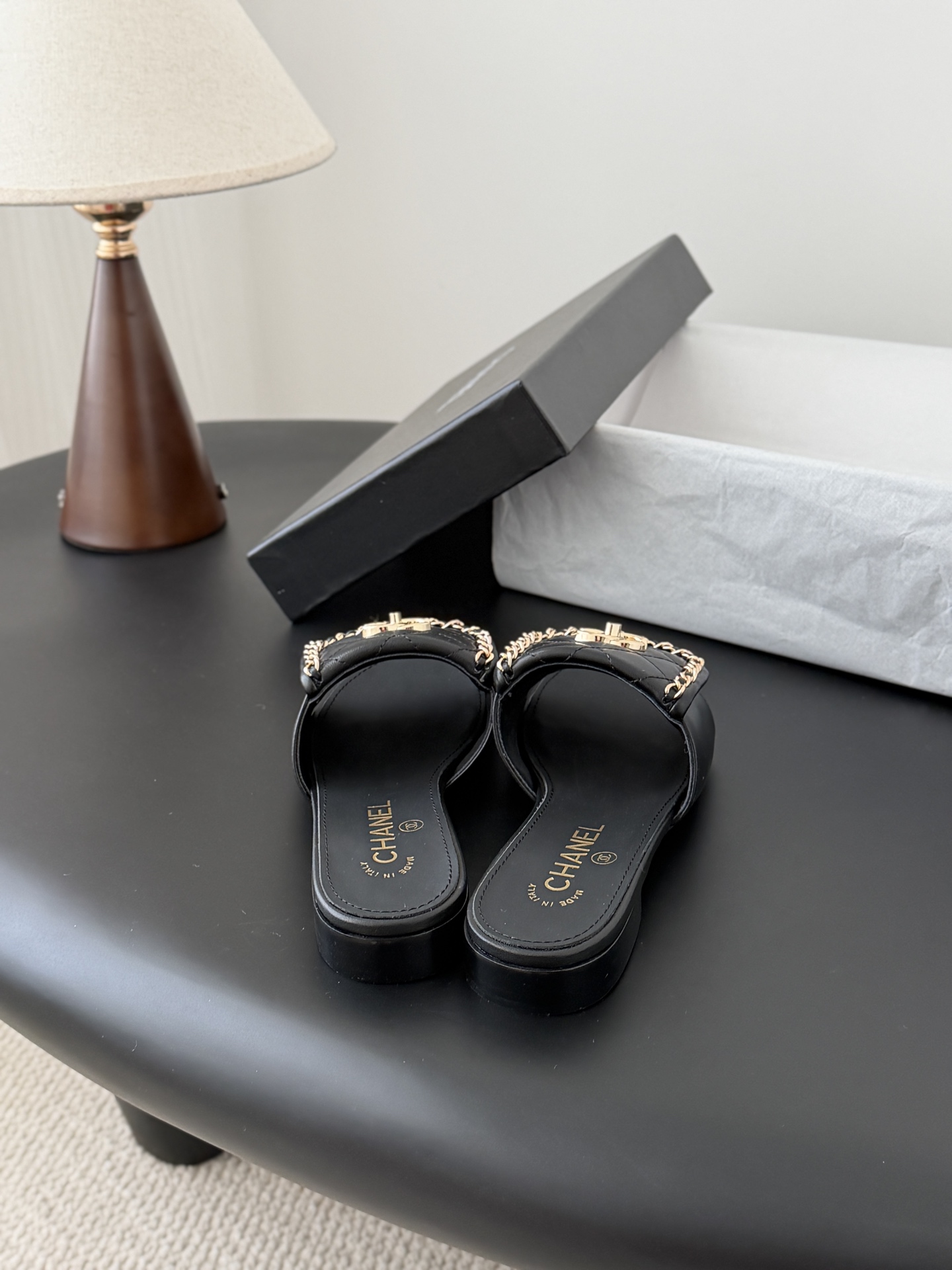 Chanel经典书包扣链条拖鞋 基础样式鞋型修长秀气 小巧圆形圆头 顶端双C书包点缀 简约而不简单且不失