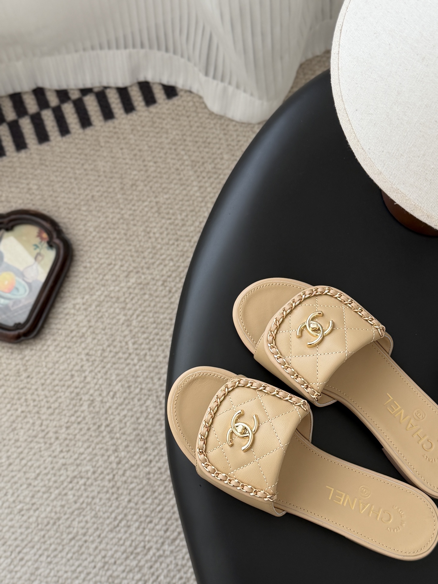 Chanel经典书包扣链条拖鞋 基础样式鞋型修长秀气 小巧圆形圆头 顶端双C书包点缀 简约而不简单且不失