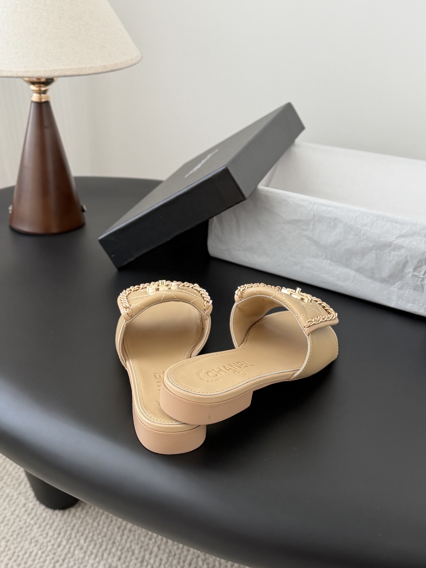 Chanel经典书包扣链条拖鞋 基础样式鞋型修长秀气 小巧圆形圆头 顶端双C书包点缀 简约而不简单且不失