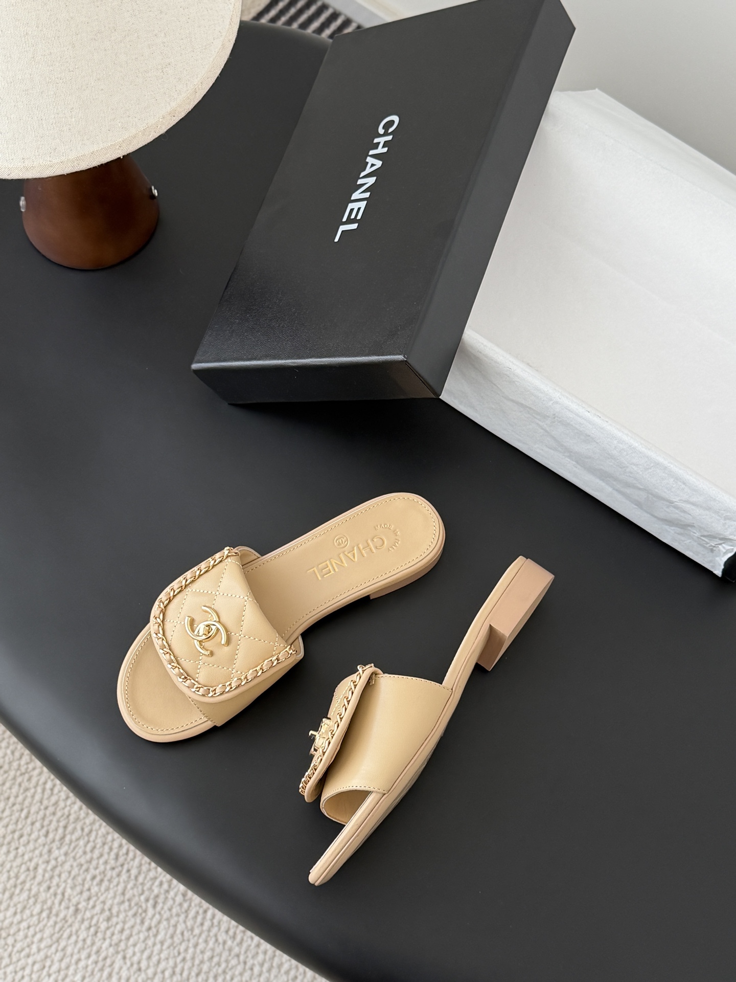 Chanel经典书包扣链条拖鞋 基础样式鞋型修长秀气 小巧圆形圆头 顶端双C书包点缀 简约而不简单且不失