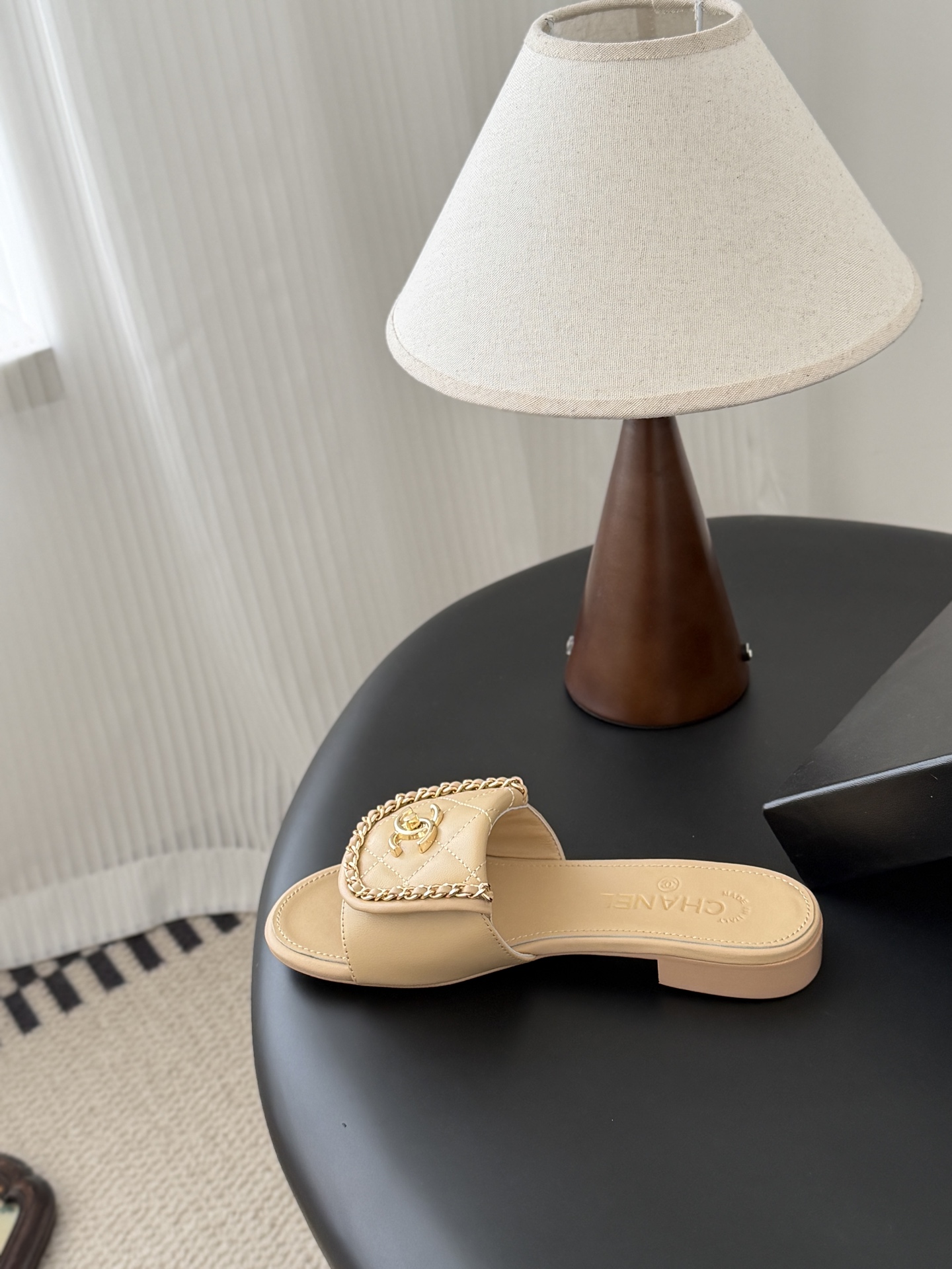 Chanel经典书包扣链条拖鞋 基础样式鞋型修长秀气 小巧圆形圆头 顶端双C书包点缀 简约而不简单且不失