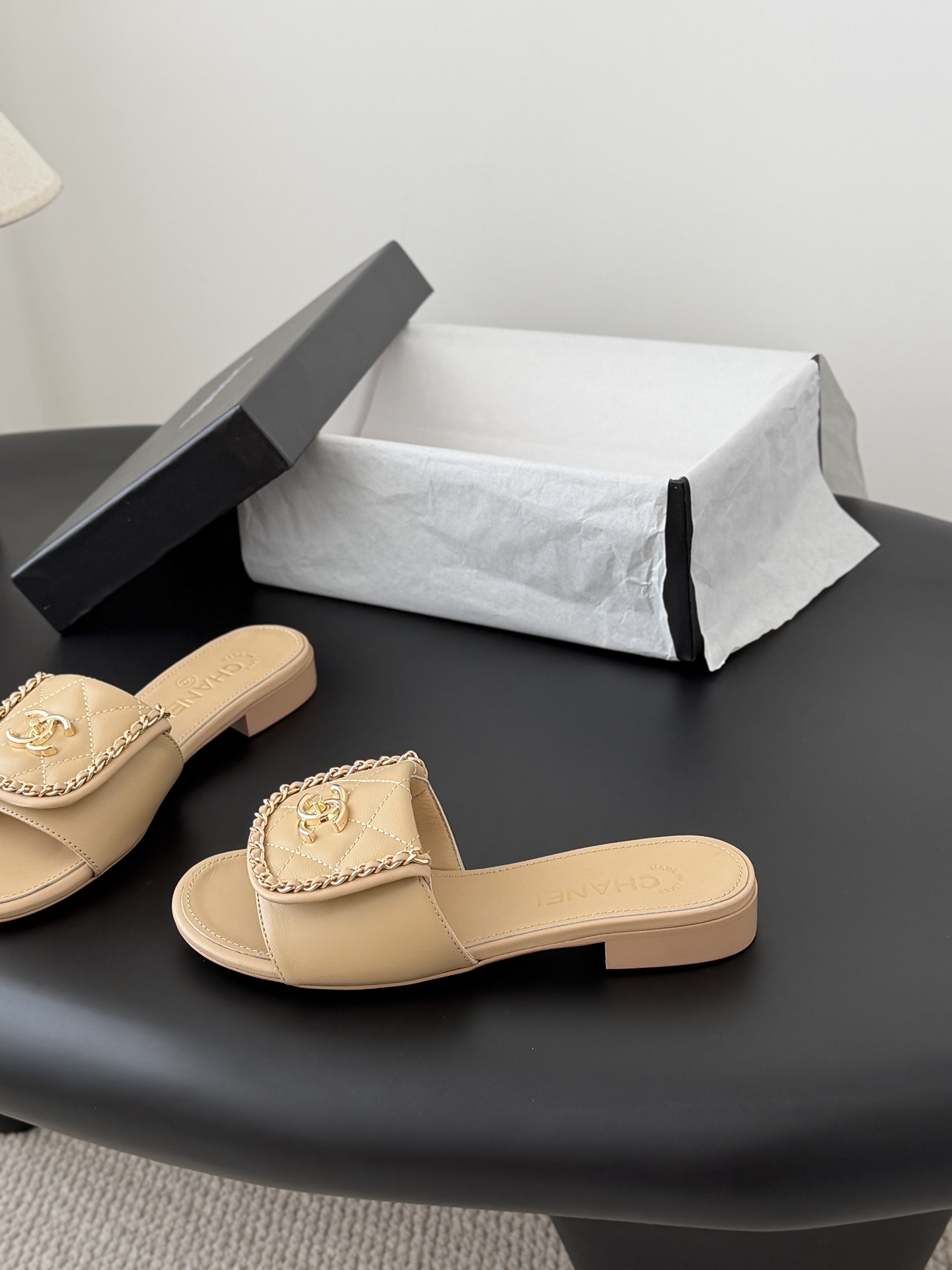 Chanel经典书包扣链条拖鞋 基础样式鞋型修长秀气 小巧圆形圆头 顶端双C书包点缀 简约而不简单且不失