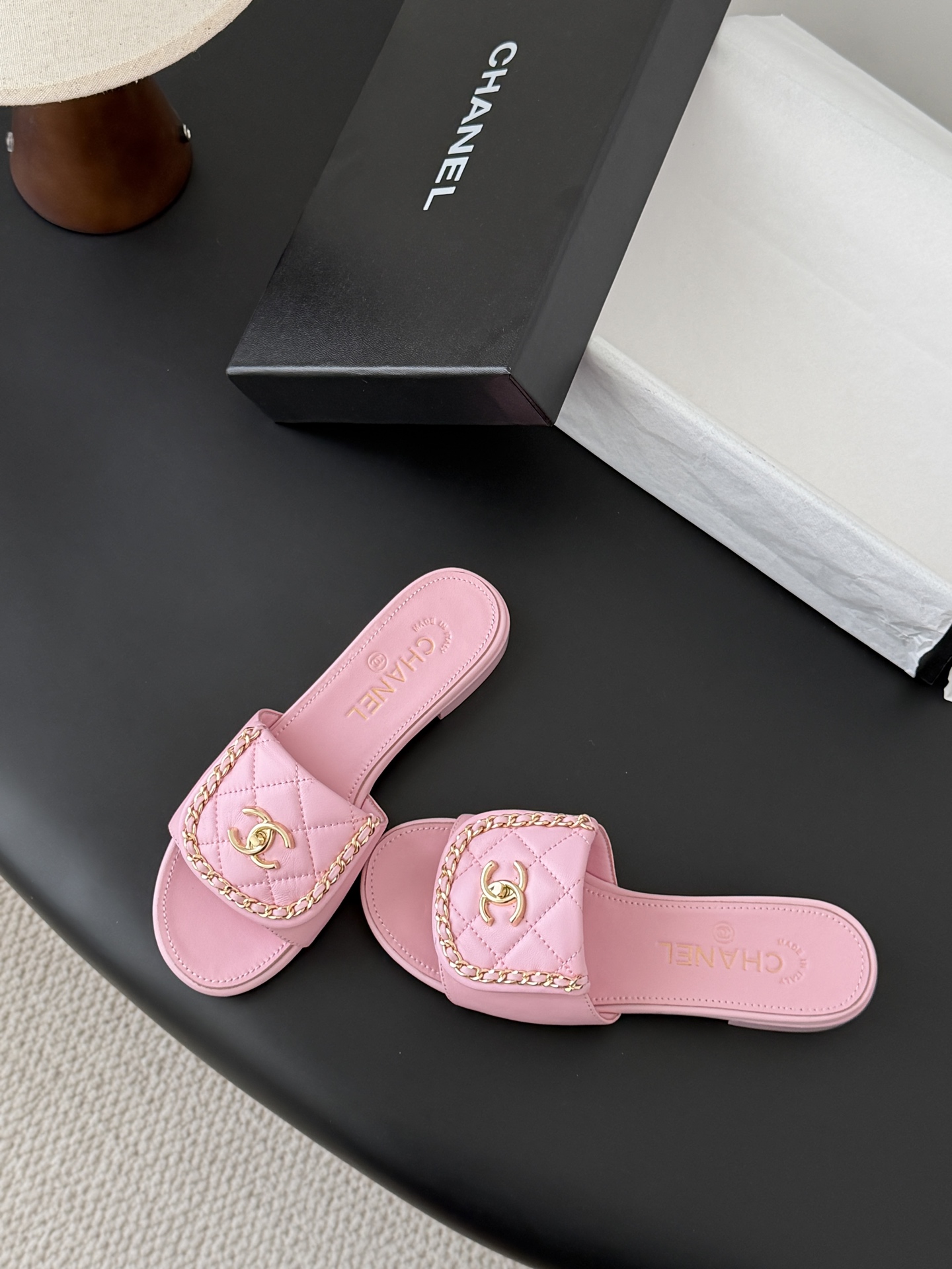 Chanel经典书包扣链条拖鞋 基础样式鞋型修长秀气 小巧圆形圆头 顶端双C书包点缀 简约而不简单且不失