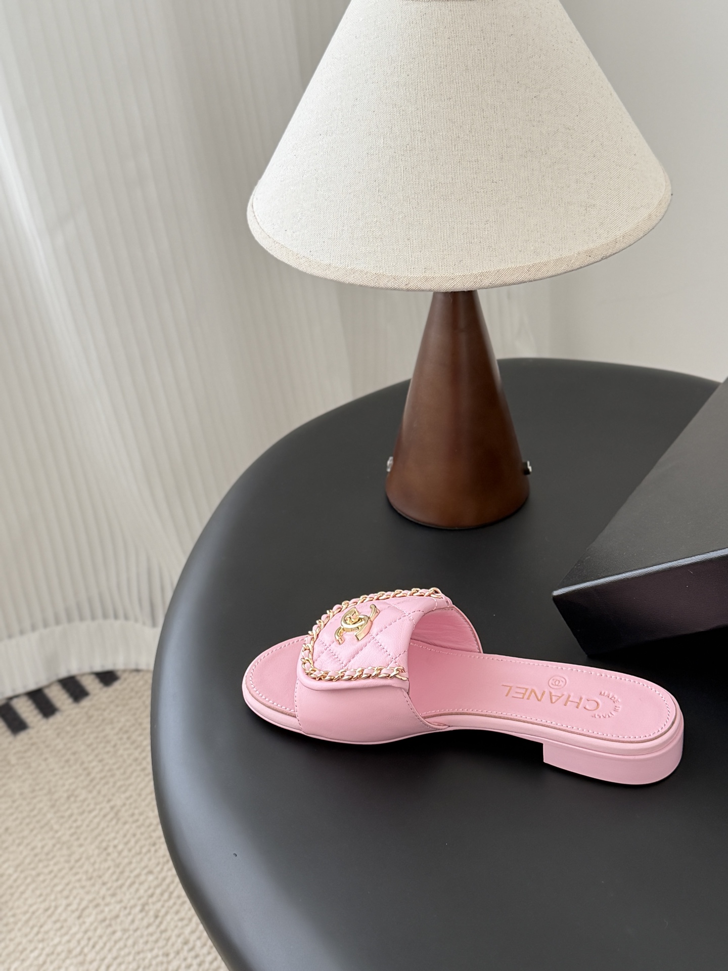 Chanel经典书包扣链条拖鞋 基础样式鞋型修长秀气 小巧圆形圆头 顶端双C书包点缀 简约而不简单且不失