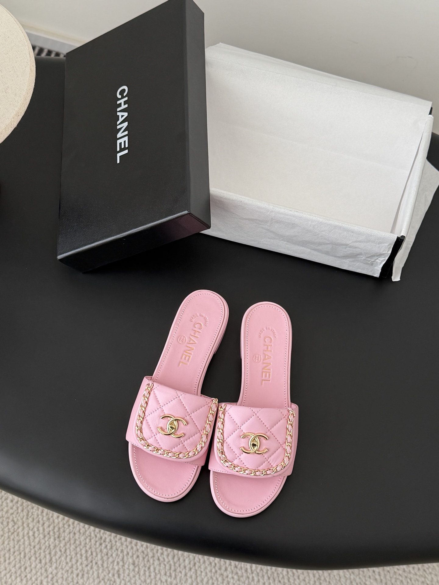 Chanel经典书包扣链条拖鞋 基础样式鞋型修长秀气 小巧圆形圆头 顶端双C书包点缀 简约而不简单且不失