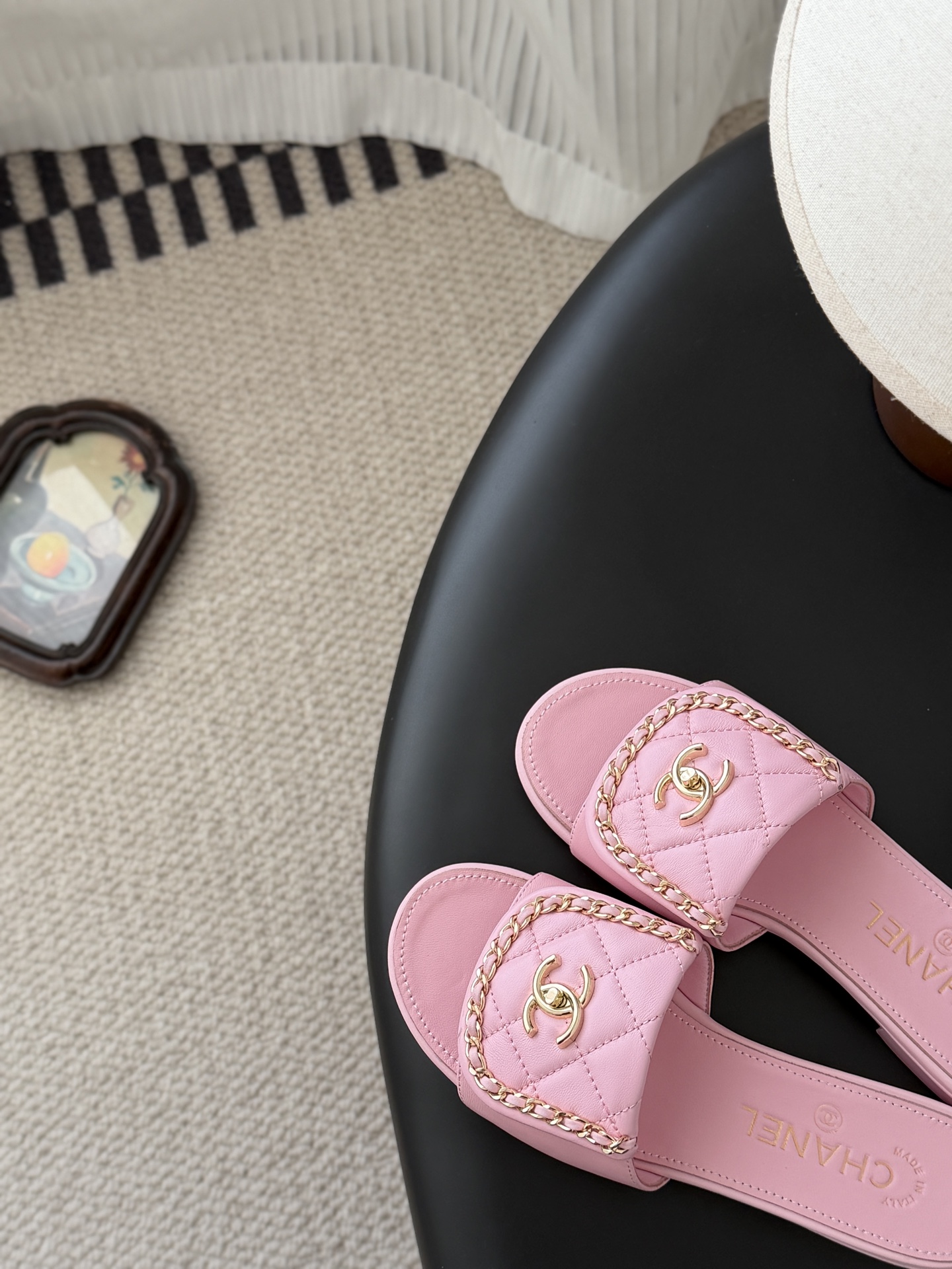 Chanel经典书包扣链条拖鞋 基础样式鞋型修长秀气 小巧圆形圆头 顶端双C书包点缀 简约而不简单且不失