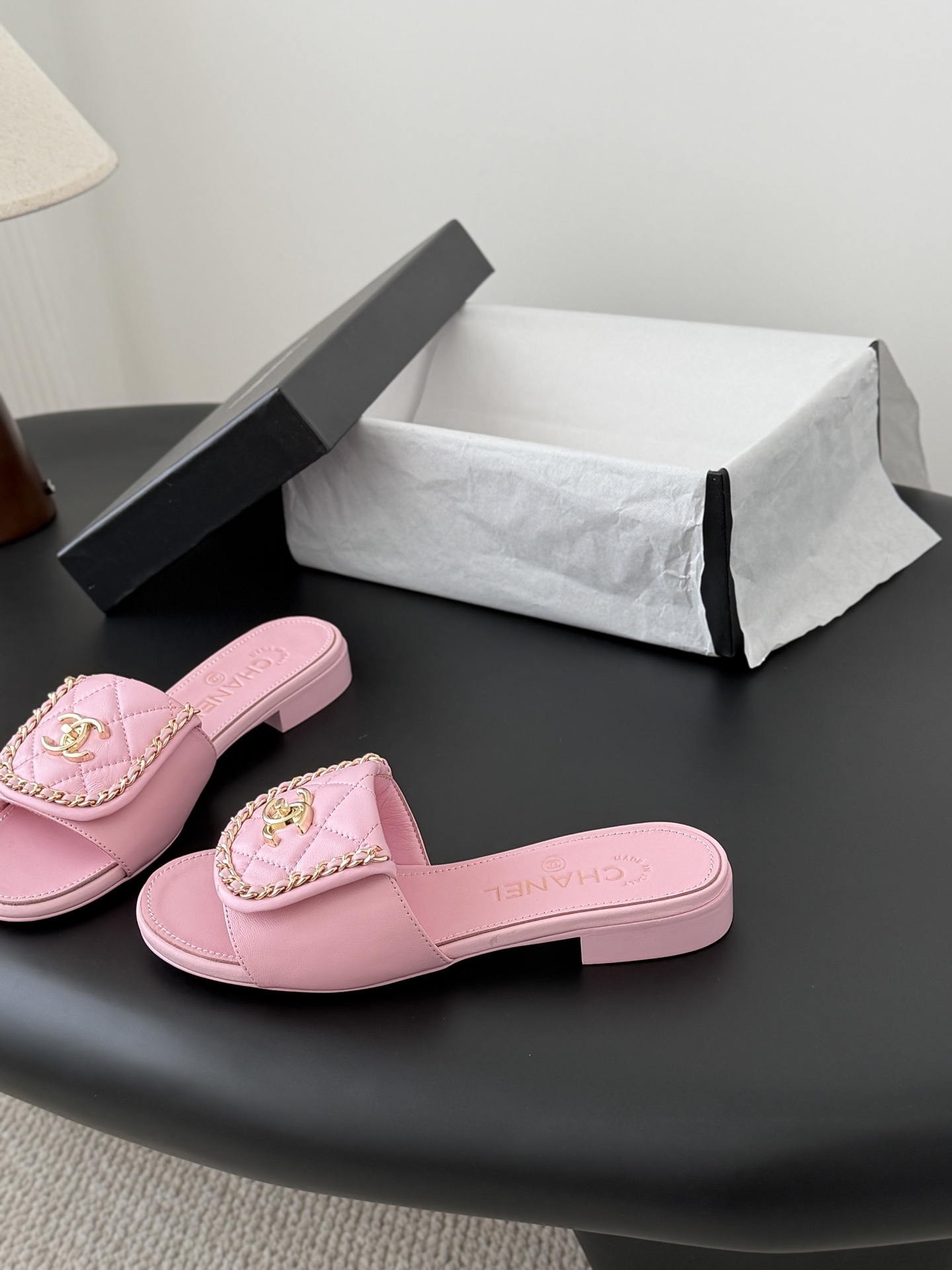 Chanel经典书包扣链条拖鞋 基础样式鞋型修长秀气 小巧圆形圆头 顶端双C书包点缀 简约而不简单且不失