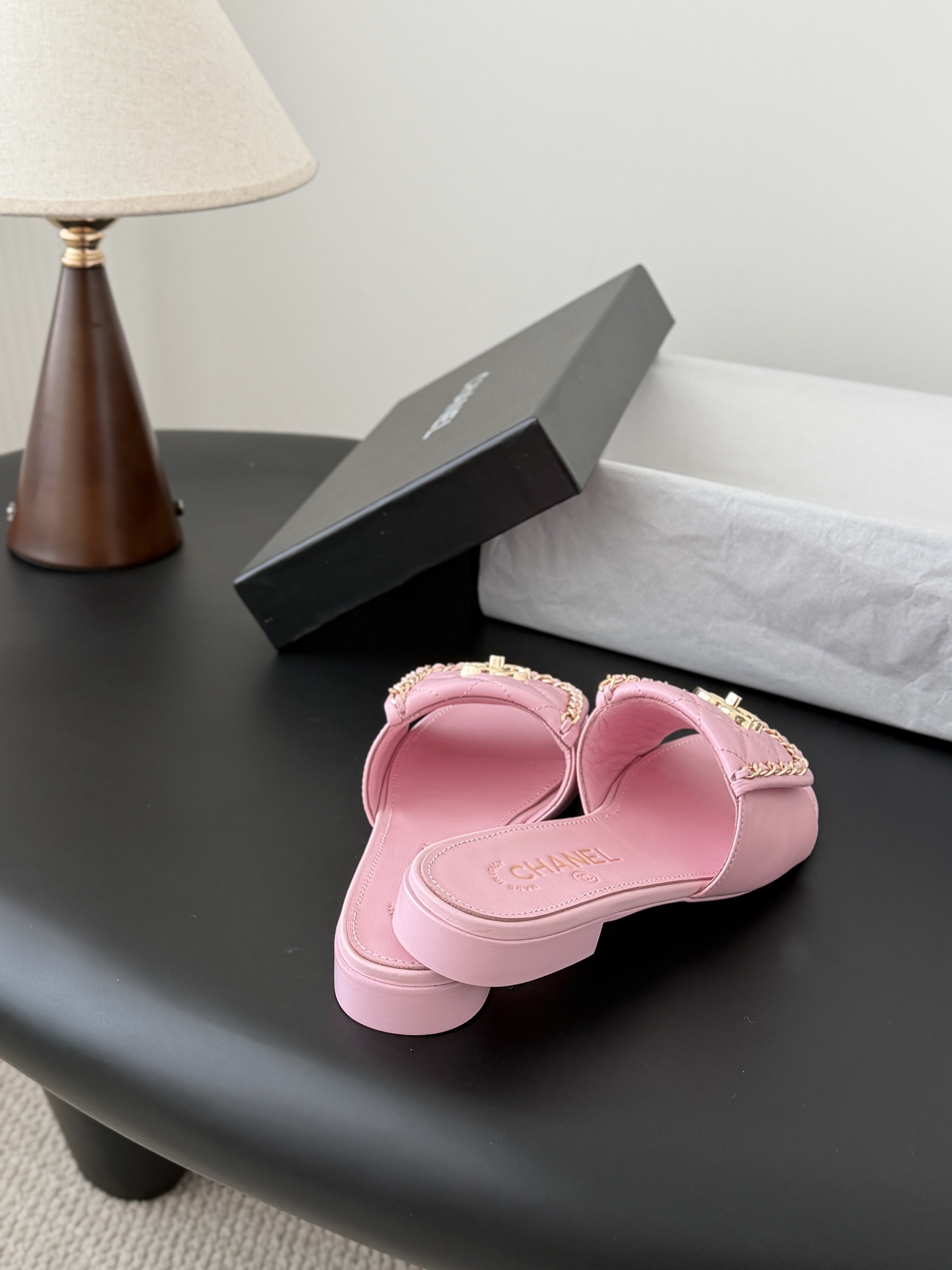 Chanel经典书包扣链条拖鞋 基础样式鞋型修长秀气 小巧圆形圆头 顶端双C书包点缀 简约而不简单且不失