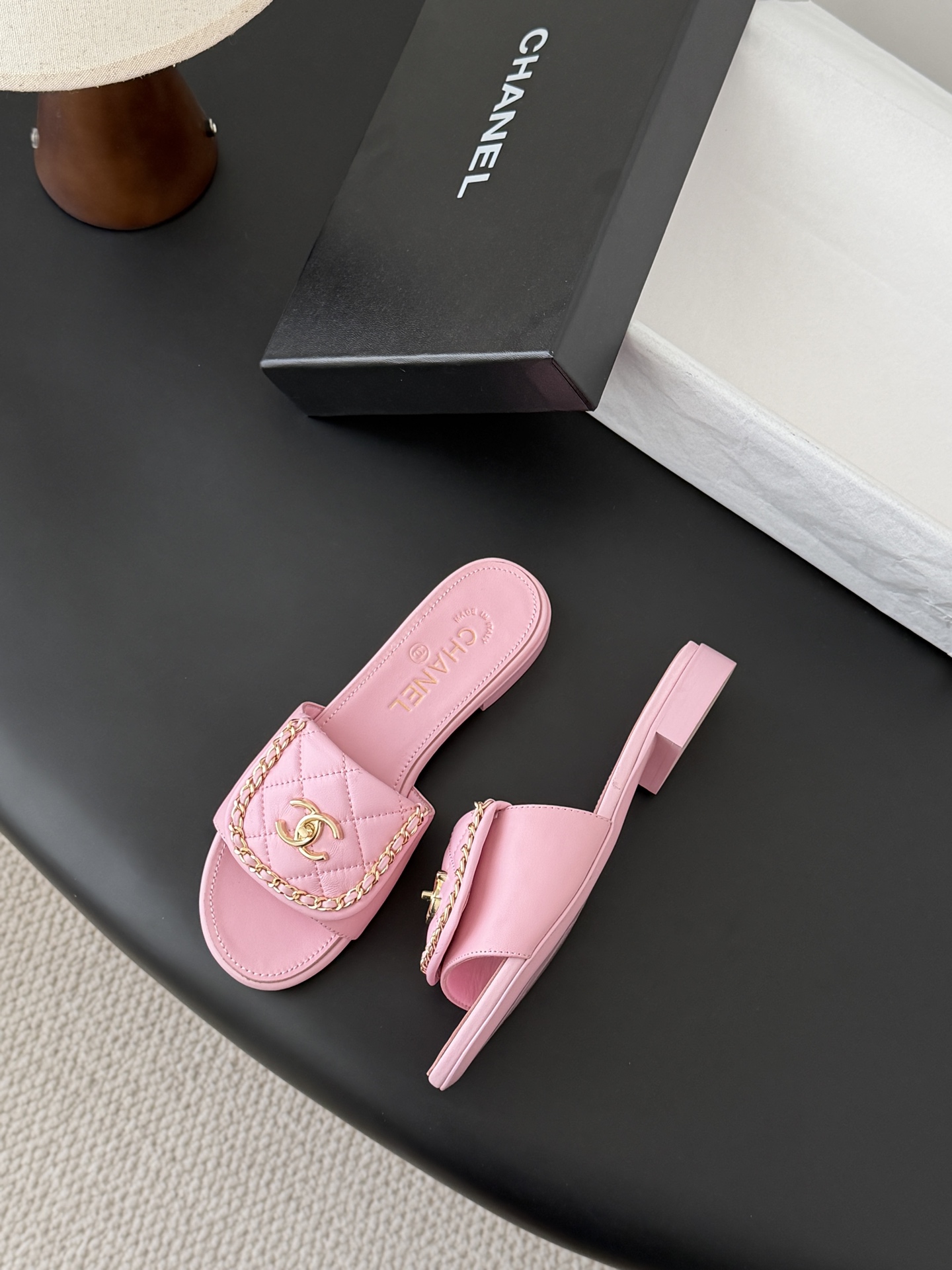 Chanel经典书包扣链条拖鞋 基础样式鞋型修长秀气 小巧圆形圆头 顶端双C书包点缀 简约而不简单且不失