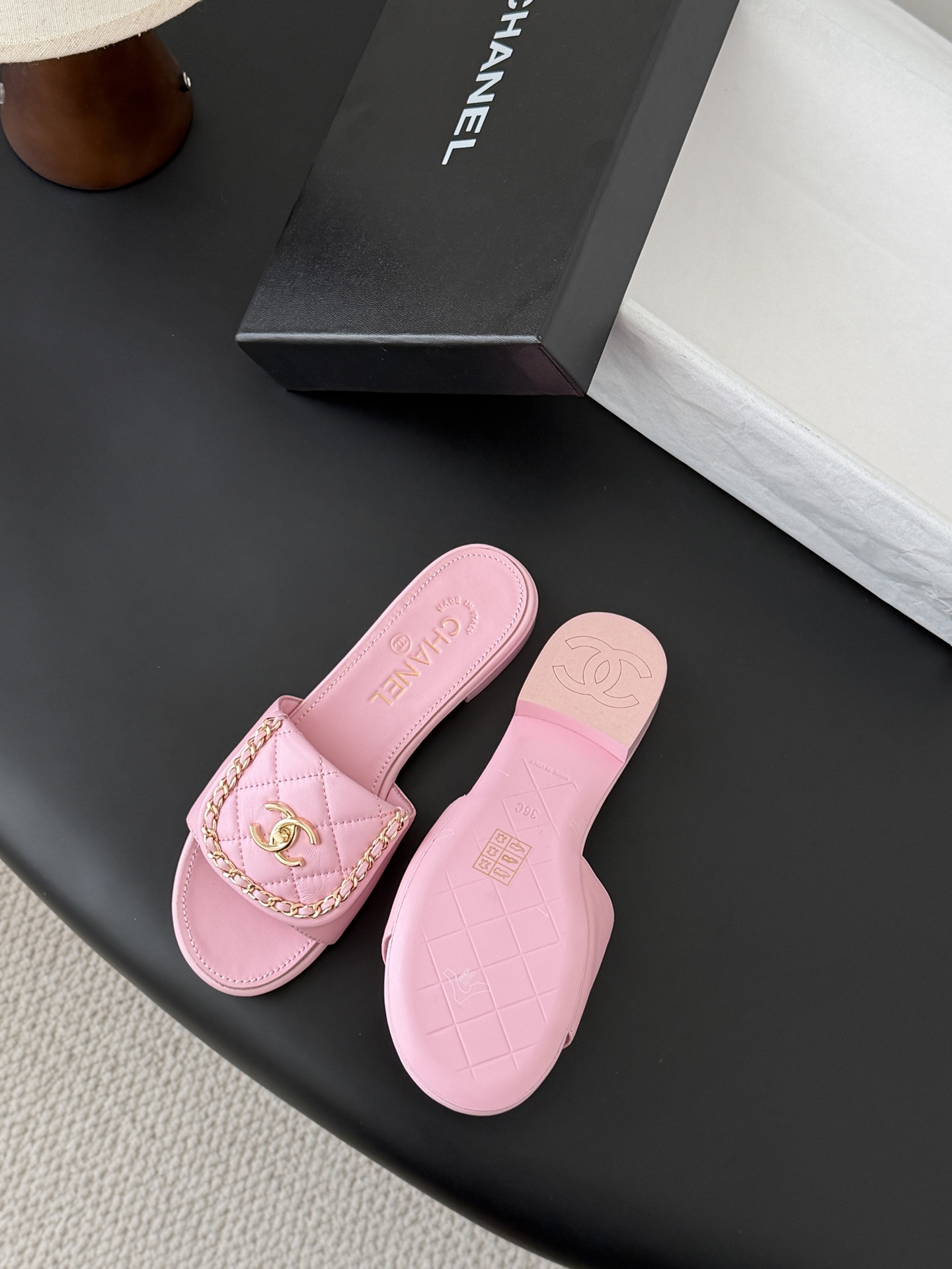 Chanel经典书包扣链条拖鞋 基础样式鞋型修长秀气 小巧圆形圆头 顶端双C书包点缀 简约而不简单且不失