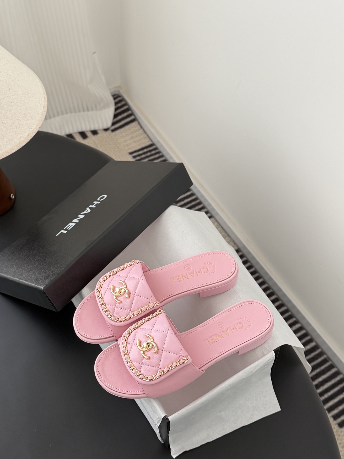 Chanel经典书包扣链条拖鞋 基础样式鞋型修长秀气 小巧圆形圆头 顶端双C书包点缀 简约而不简单且不失