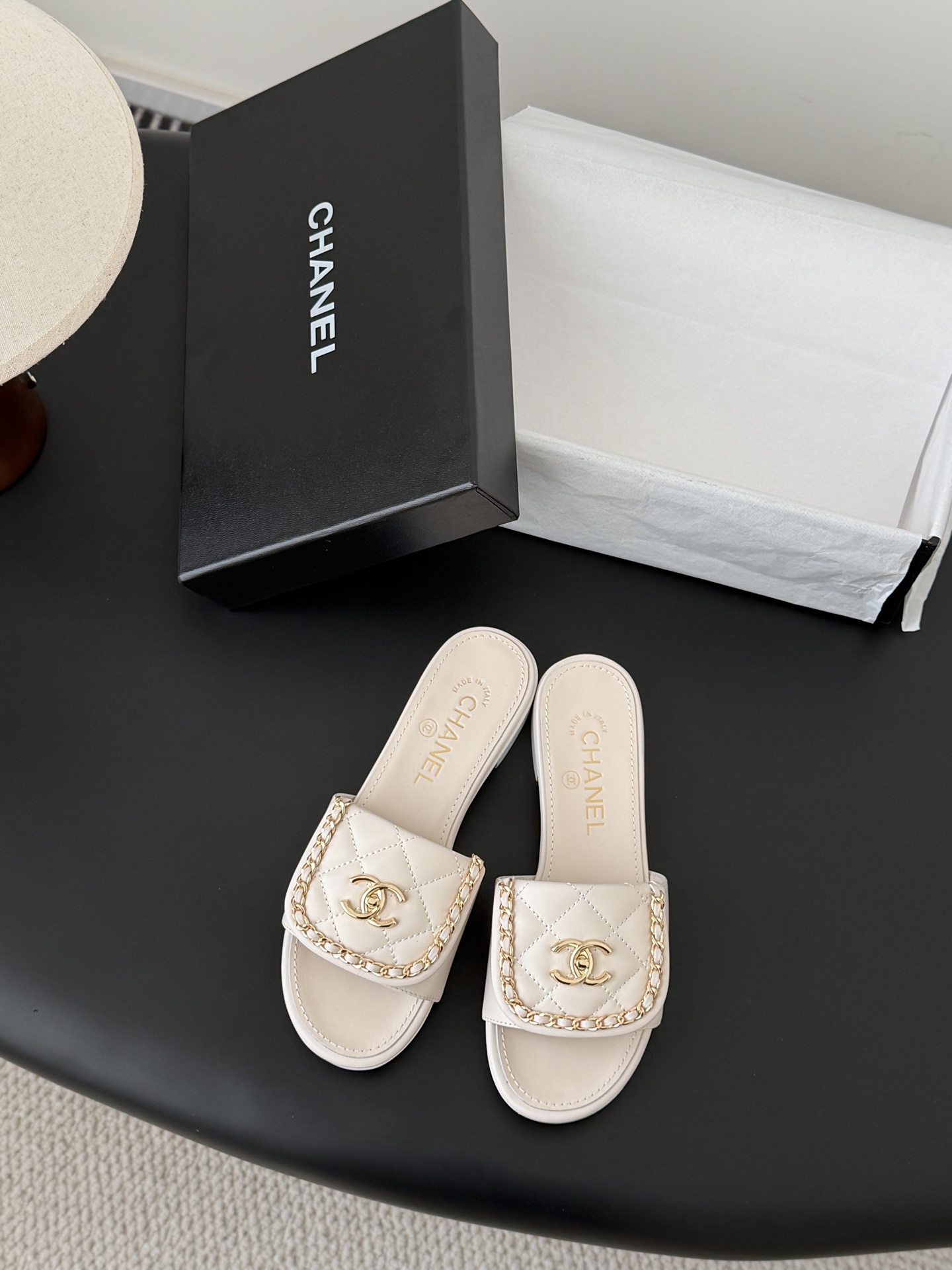 NO:705767,Chanel classic school bag buckle chain slippers, basic style, slender and elegant shape, small round toe, double C school bag embellishment at the top, simple but not simple and yet elegant!  Versatile temperament, wool lining, sheepskin upper, Italian genuine leather outsole Size 35-39 (other sizes cannot be returned or exchanged), slippers, chanel, slippers, sheepskin, Leather soles19860909Chanel经典书包扣链条拖鞋  基础样式鞋型修长秀气 小巧圆形圆头 顶端双C书包点缀 简约而不简单且不失优雅！百搭气质 内里羊毛 鞋面羊皮 意大利真皮大底 Size35-39（其他码数定做不退换）,拖鞋,chanel,slippers,sheepskin,Leather soles,Women's Shoes