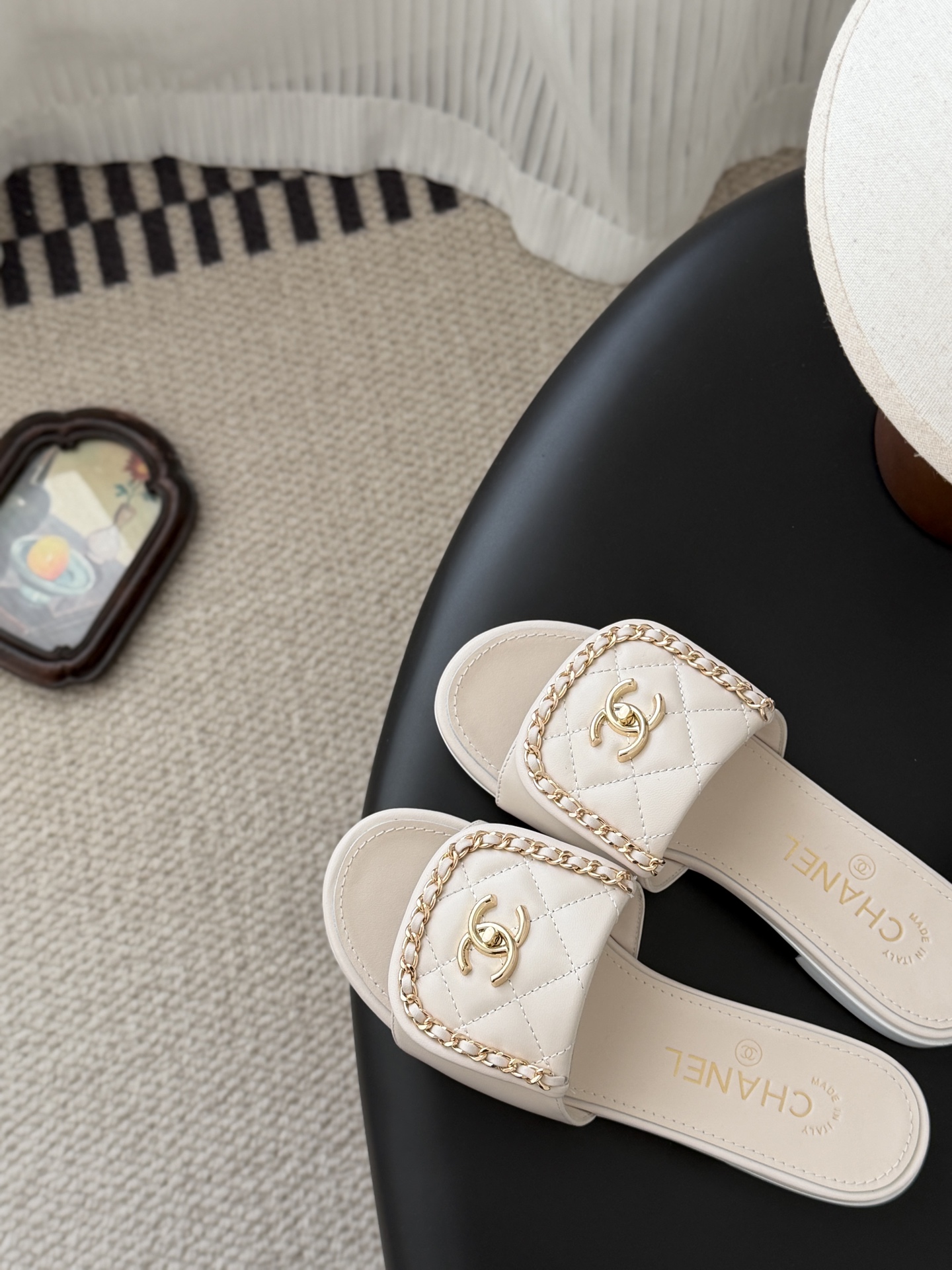 Chanel经典书包扣链条拖鞋 基础样式鞋型修长秀气 小巧圆形圆头 顶端双C书包点缀 简约而不简单且不失