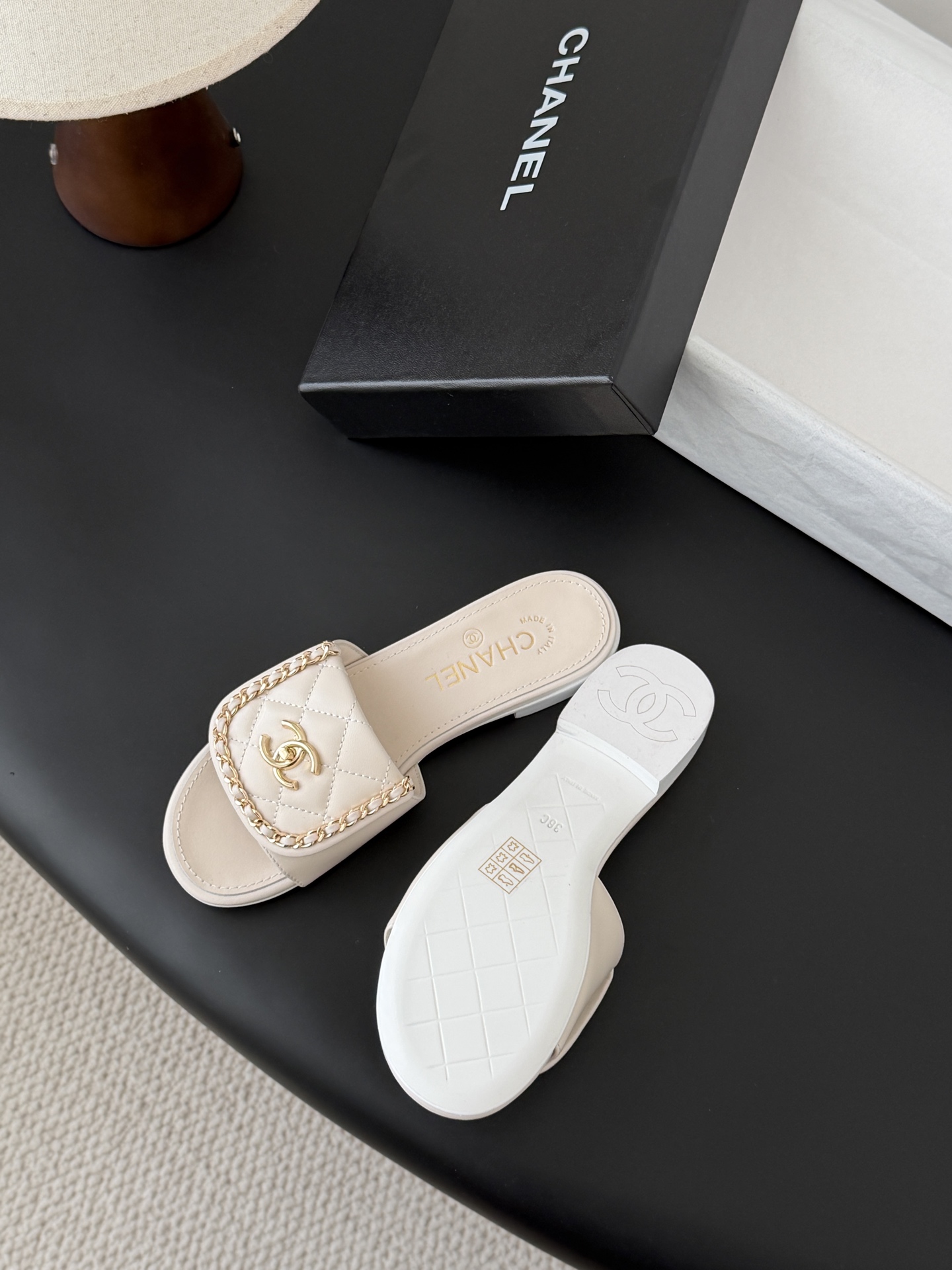Chanel经典书包扣链条拖鞋 基础样式鞋型修长秀气 小巧圆形圆头 顶端双C书包点缀 简约而不简单且不失