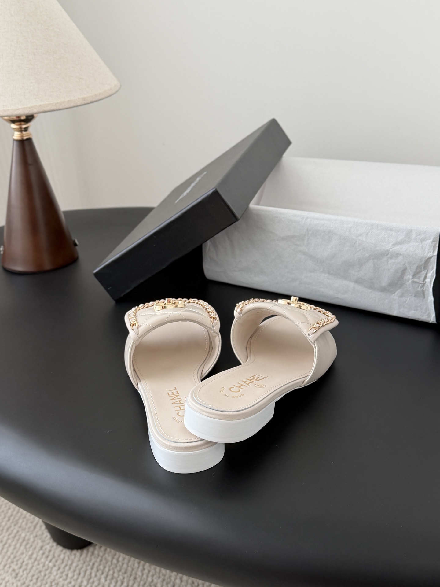 Chanel经典书包扣链条拖鞋 基础样式鞋型修长秀气 小巧圆形圆头 顶端双C书包点缀 简约而不简单且不失