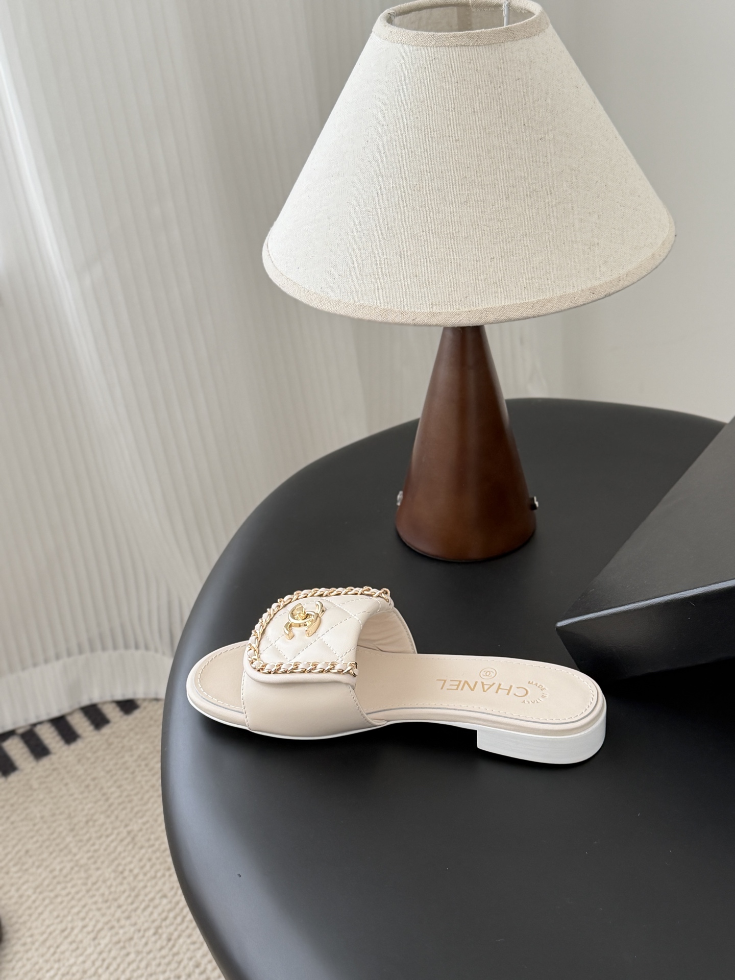 Chanel经典书包扣链条拖鞋 基础样式鞋型修长秀气 小巧圆形圆头 顶端双C书包点缀 简约而不简单且不失