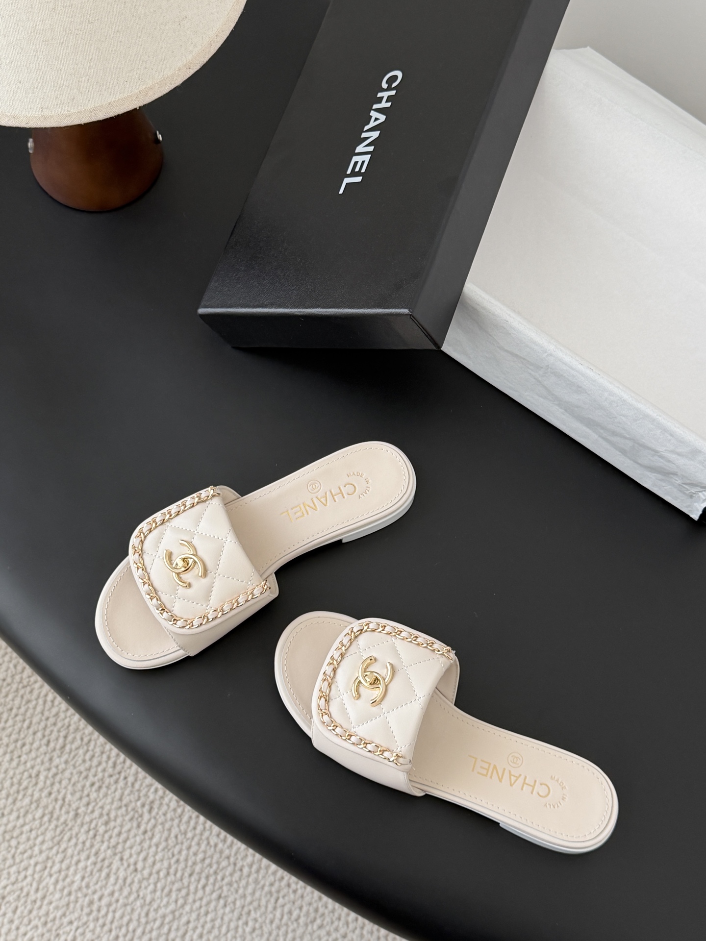 Chanel经典书包扣链条拖鞋 基础样式鞋型修长秀气 小巧圆形圆头 顶端双C书包点缀 简约而不简单且不失