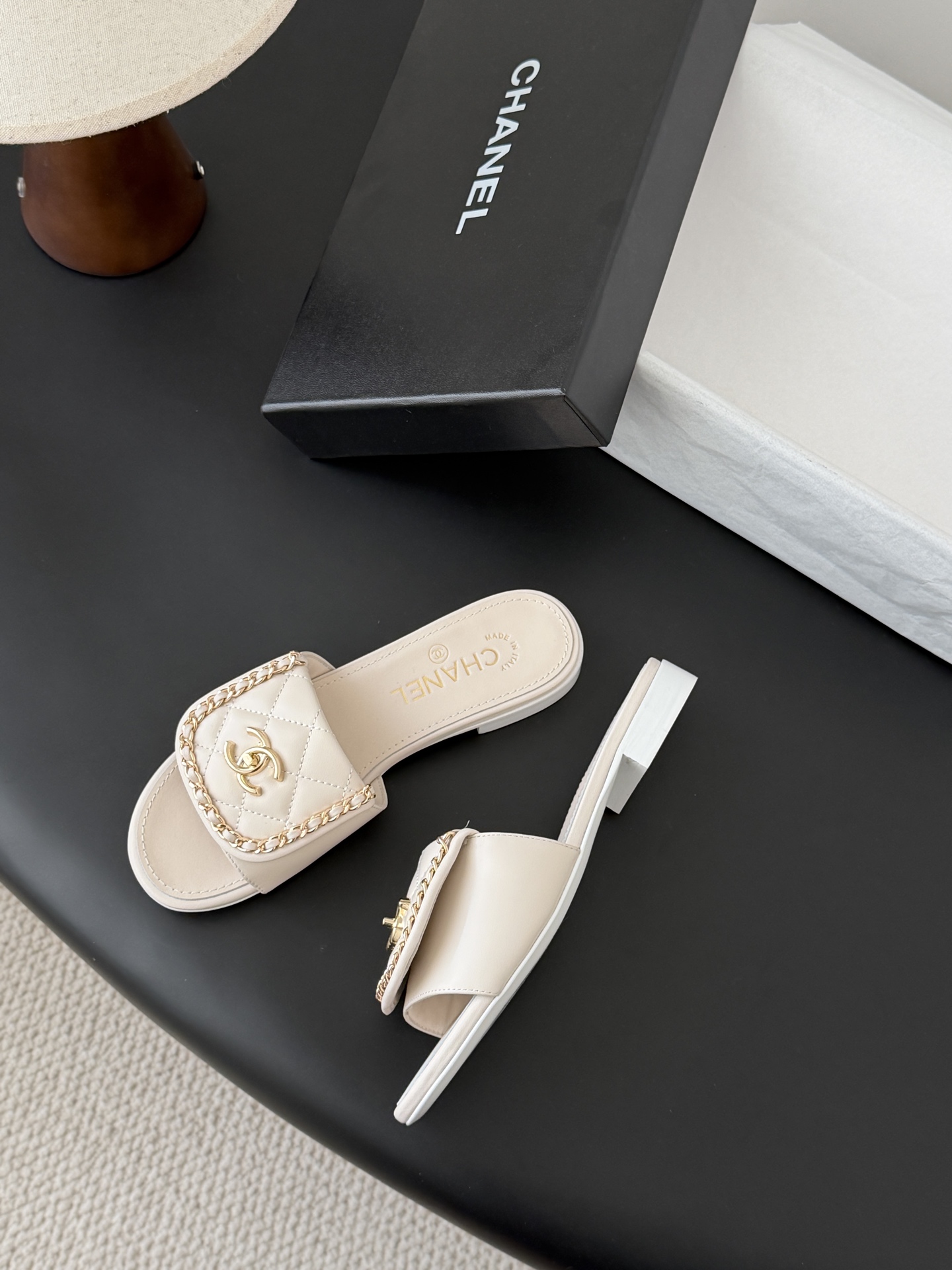 Chanel经典书包扣链条拖鞋 基础样式鞋型修长秀气 小巧圆形圆头 顶端双C书包点缀 简约而不简单且不失