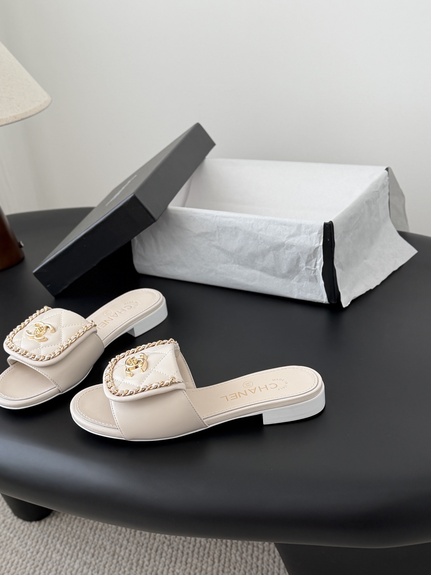 Chanel经典书包扣链条拖鞋 基础样式鞋型修长秀气 小巧圆形圆头 顶端双C书包点缀 简约而不简单且不失
