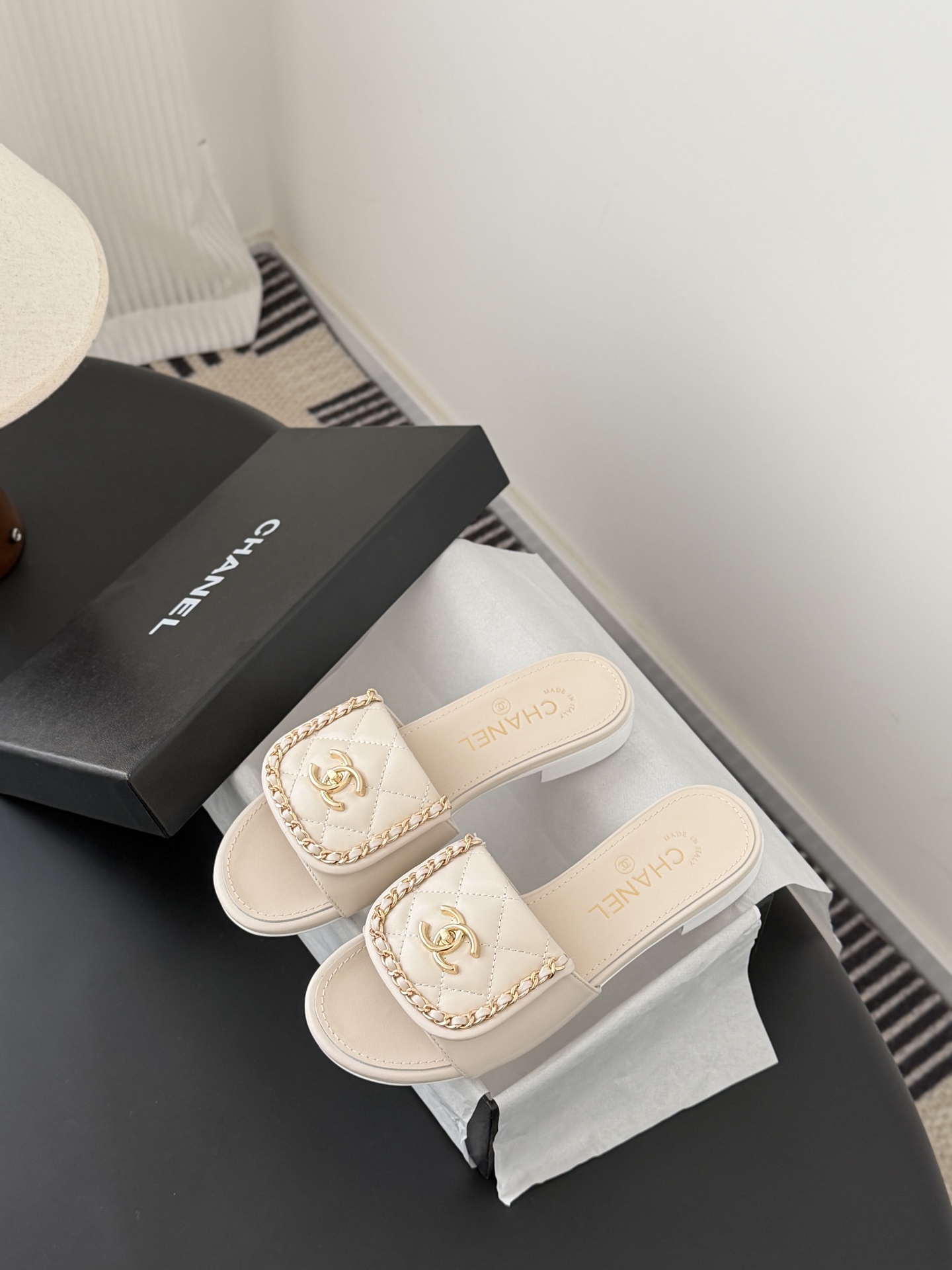 Chanel经典书包扣链条拖鞋 基础样式鞋型修长秀气 小巧圆形圆头 顶端双C书包点缀 简约而不简单且不失