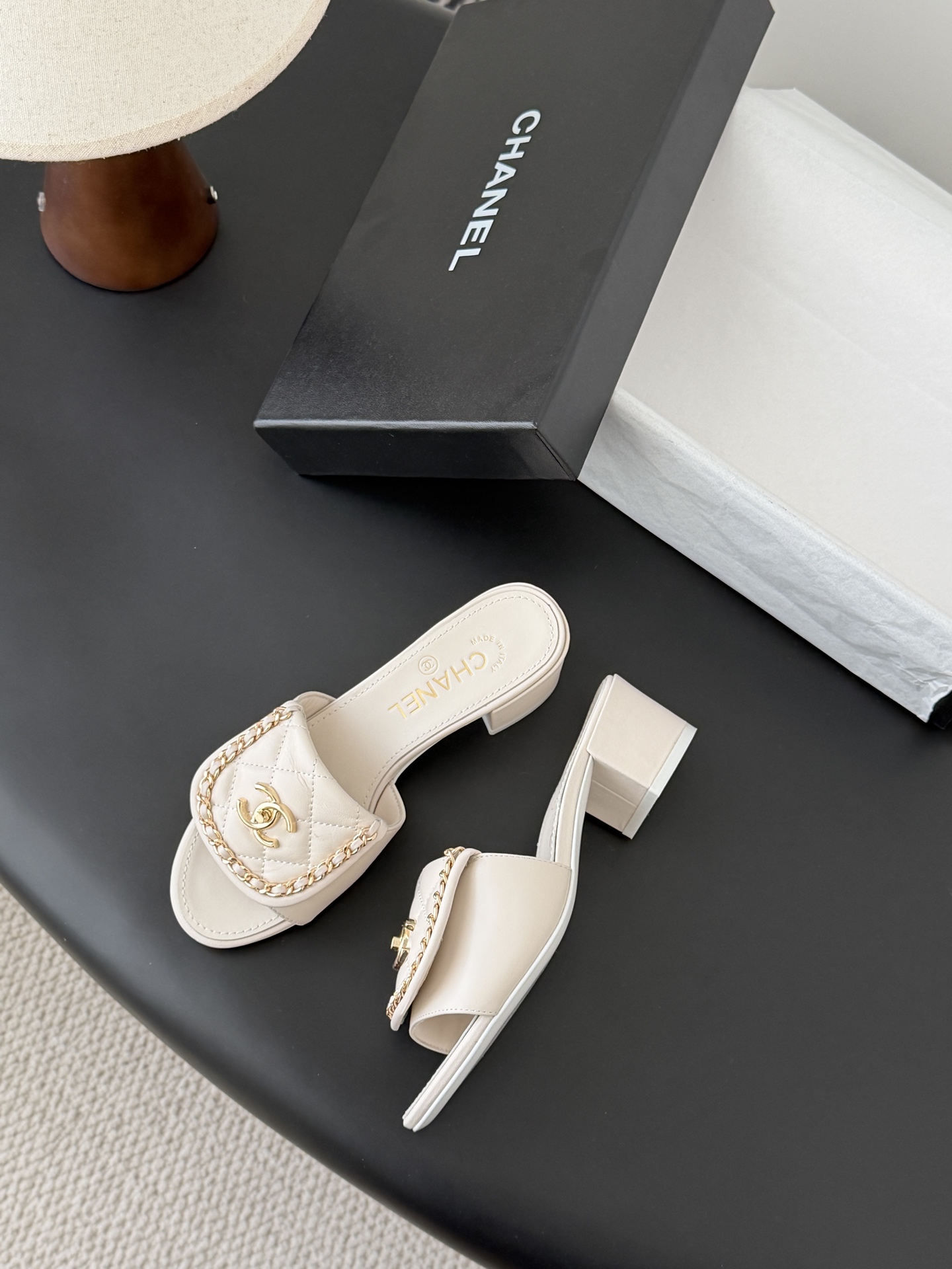 Chanel经典书包扣链条粗跟凉拖 基础样式鞋型修长秀气 小巧圆形圆头 顶端双C书包点缀 简约而不简单且