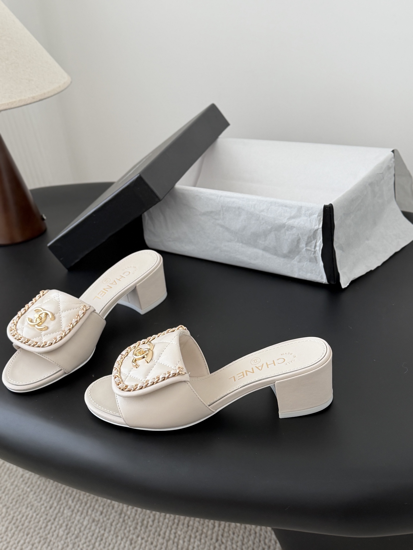 Chanel经典书包扣链条粗跟凉拖 基础样式鞋型修长秀气 小巧圆形圆头 顶端双C书包点缀 简约而不简单且