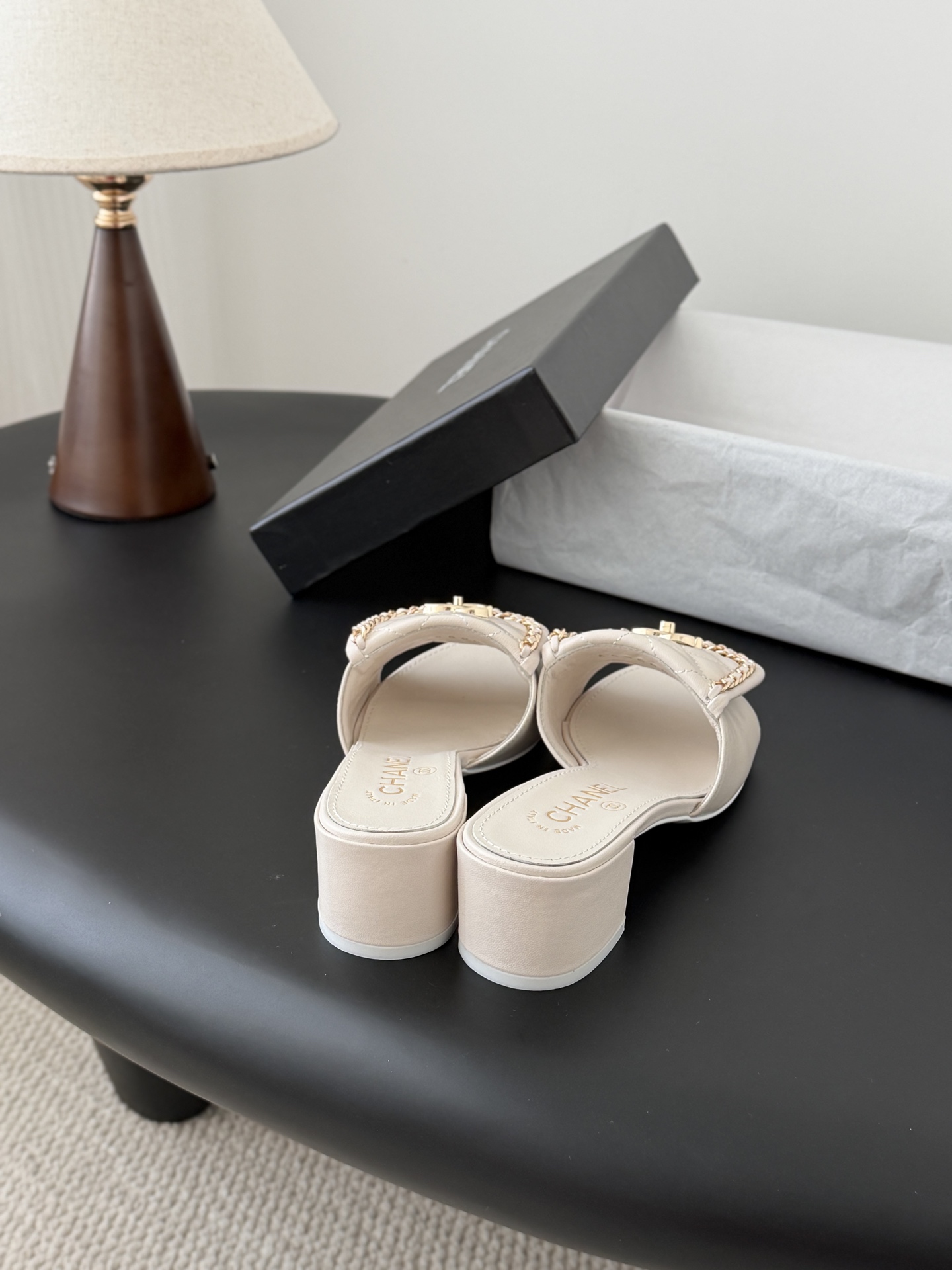 Chanel经典书包扣链条粗跟凉拖 基础样式鞋型修长秀气 小巧圆形圆头 顶端双C书包点缀 简约而不简单且