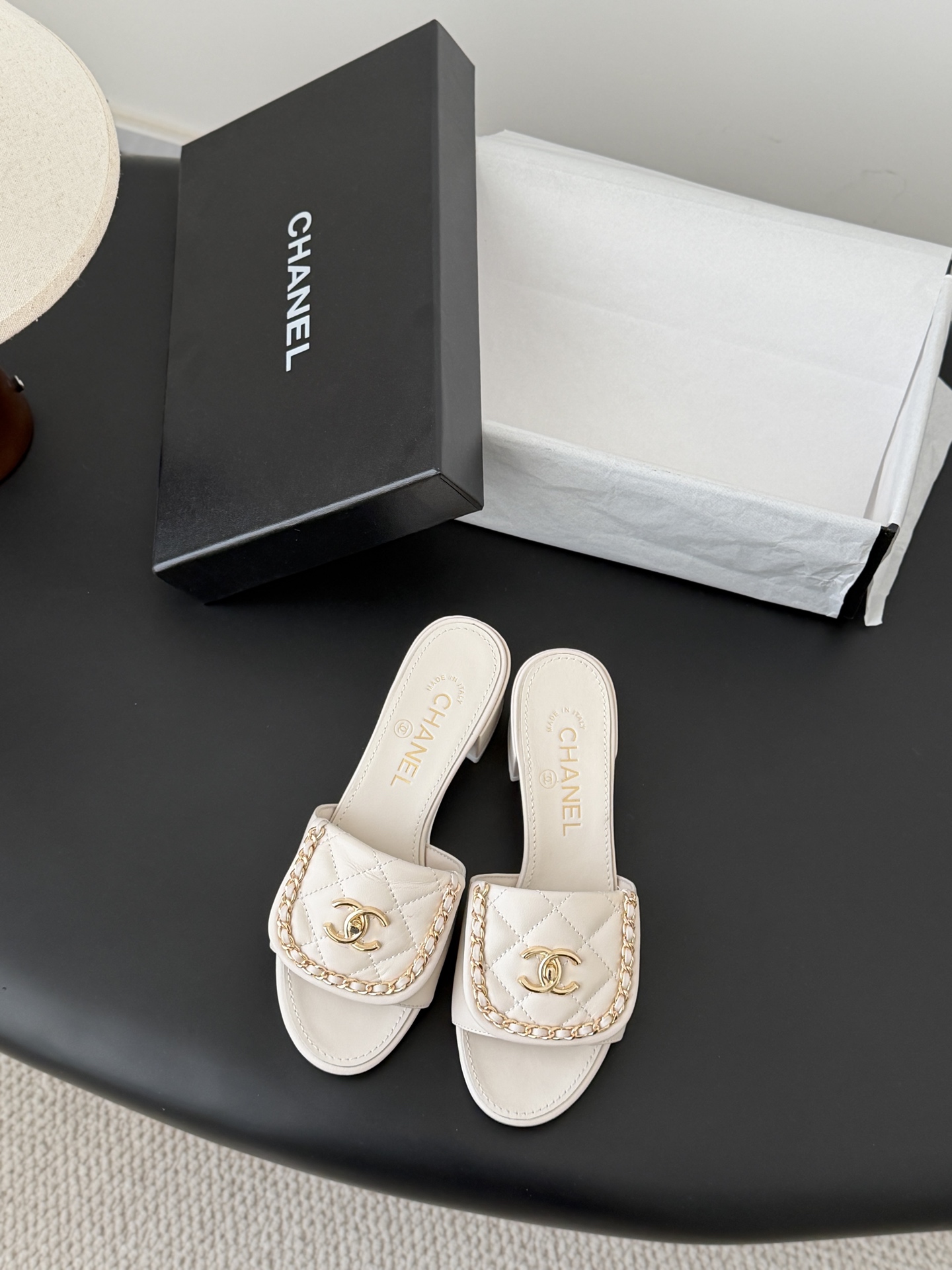 Chanel经典书包扣链条粗跟凉拖 基础样式鞋型修长秀气 小巧圆形圆头 顶端双C书包点缀 简约而不简单且