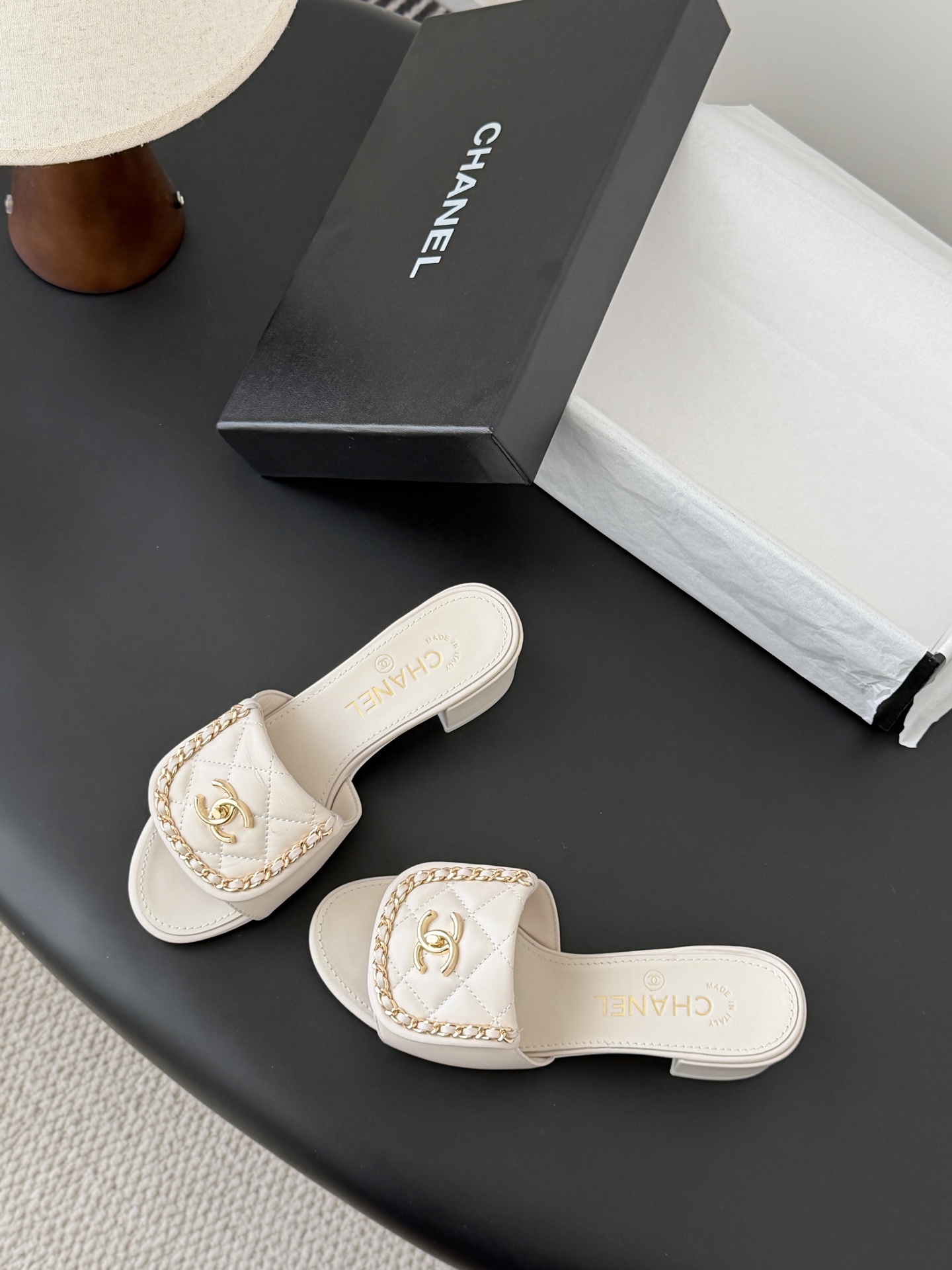 Chanel经典书包扣链条粗跟凉拖 基础样式鞋型修长秀气 小巧圆形圆头 顶端双C书包点缀 简约而不简单且