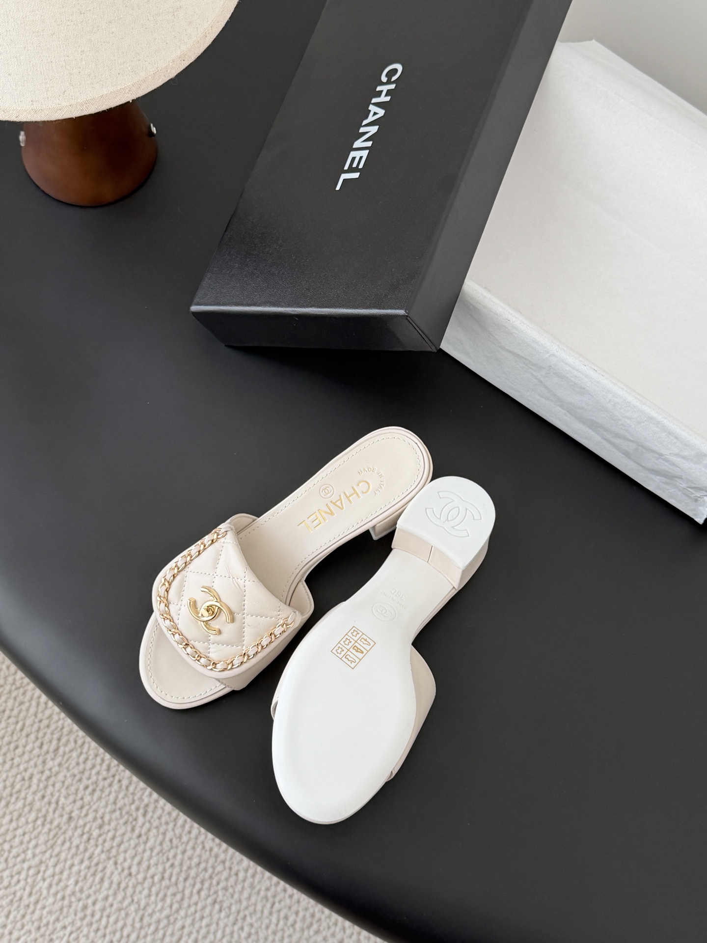 Chanel经典书包扣链条粗跟凉拖 基础样式鞋型修长秀气 小巧圆形圆头 顶端双C书包点缀 简约而不简单且