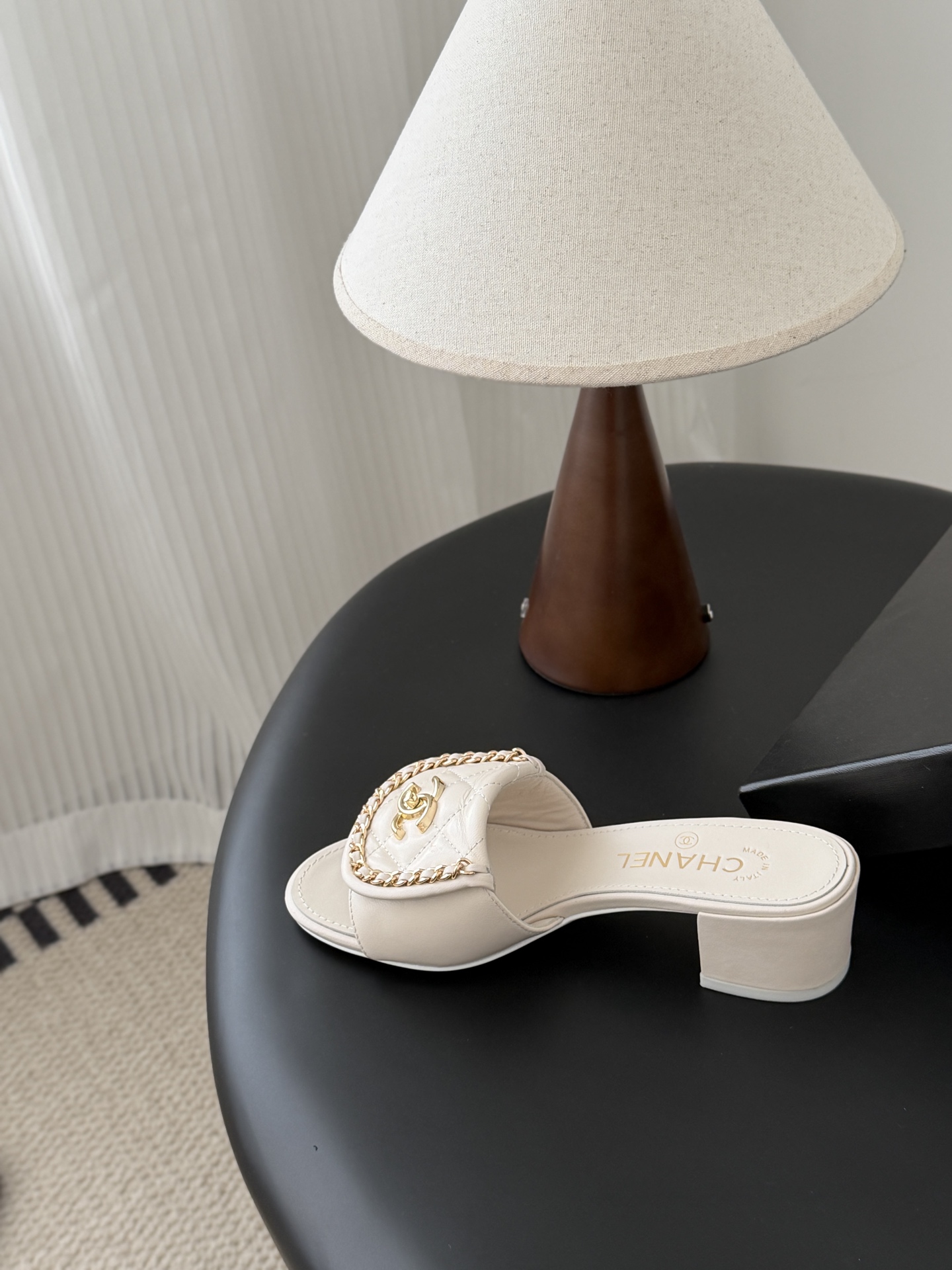 Chanel经典书包扣链条粗跟凉拖 基础样式鞋型修长秀气 小巧圆形圆头 顶端双C书包点缀 简约而不简单且