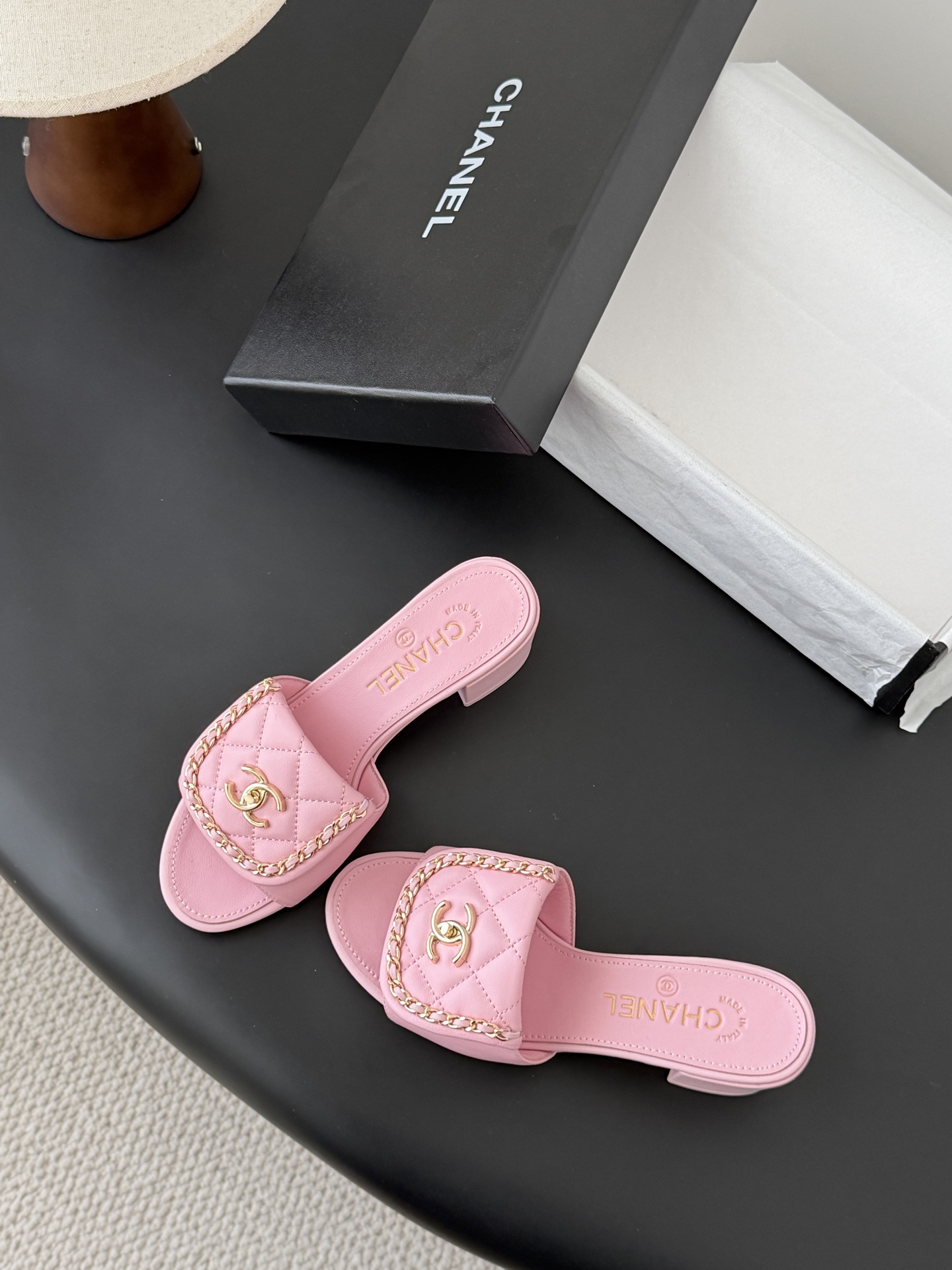 Chanel经典书包扣链条粗跟凉拖 基础样式鞋型修长秀气 小巧圆形圆头 顶端双C书包点缀 简约而不简单且