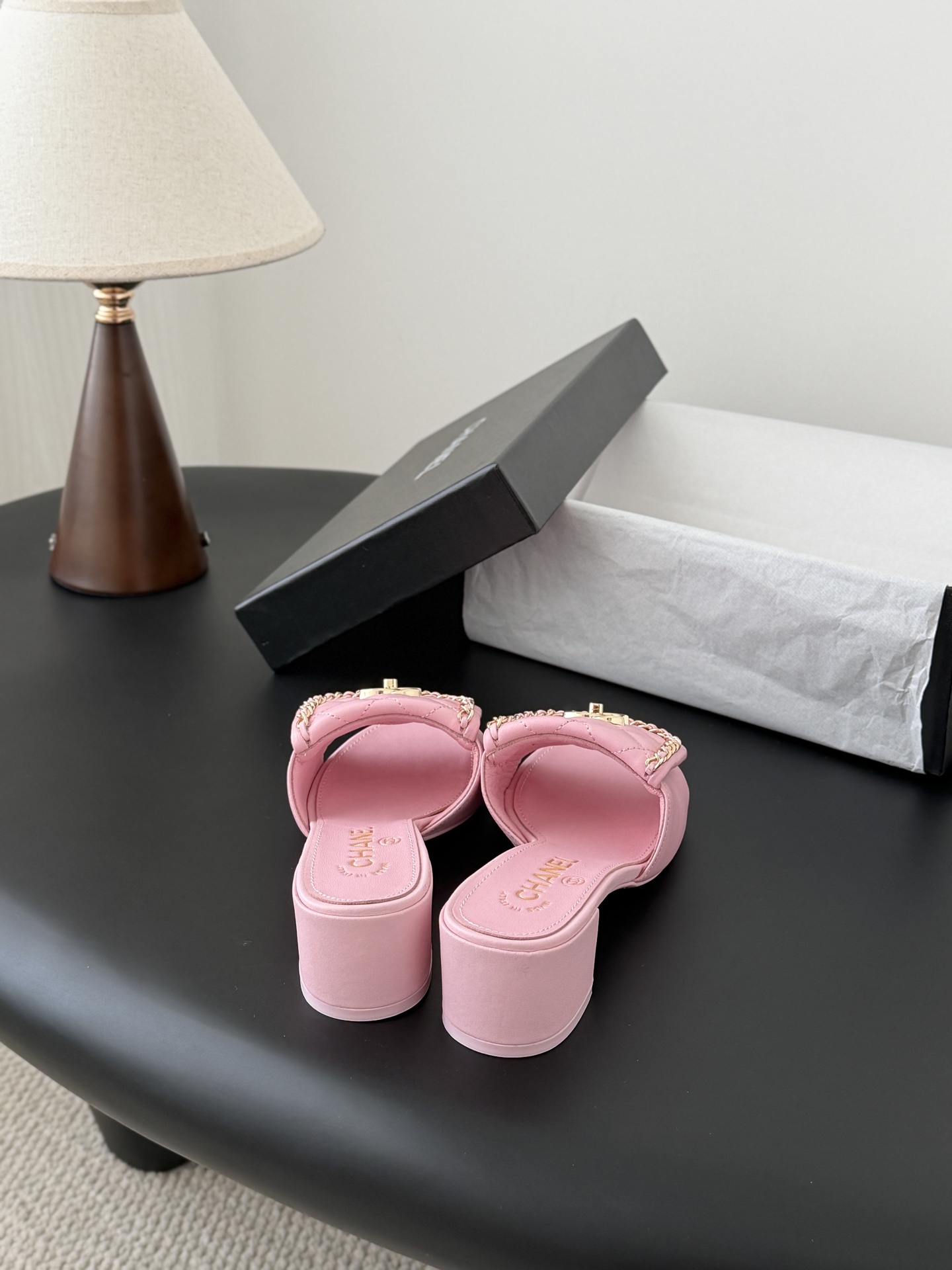 Chanel经典书包扣链条粗跟凉拖 基础样式鞋型修长秀气 小巧圆形圆头 顶端双C书包点缀 简约而不简单且