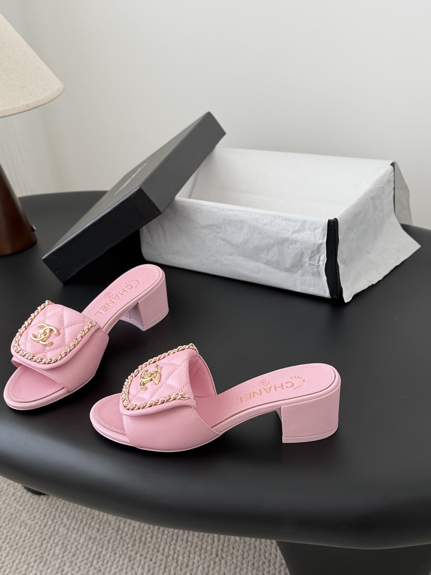 Chanel经典书包扣链条粗跟凉拖 基础样式鞋型修长秀气 小巧圆形圆头 顶端双C书包点缀 简约而不简单且